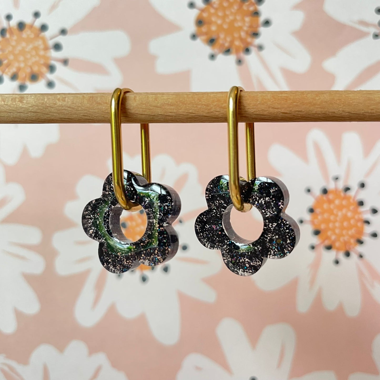 bijoux boucles d'oreilles créoles acier inoxydable ronde ovales rectangle doré argenté charm pampille fleur resine paillettes bleu brillant violet multicolore pastel vert jaune noir blanc nacré rose turquoise fuchsia orange sirène rouge néon BLOSSOM