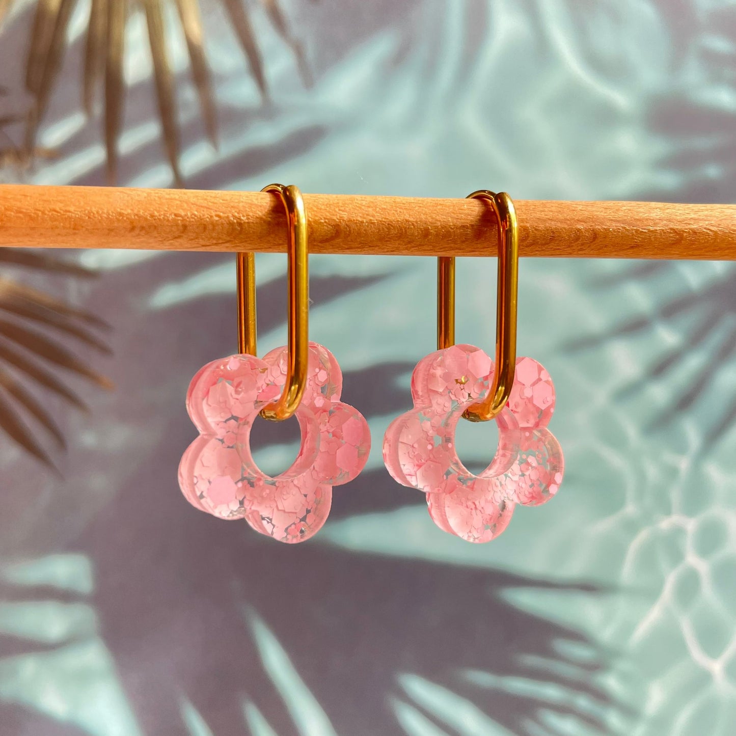 bijoux boucles d'oreilles créoles acier inoxydable ronde ovales rectangle doré argenté charm pampille fleur resine paillettes bleu brillant violet multicolore pastel vert jaune noir blanc nacré rose turquoise fuchsia orange sirène rouge néon BLOSSOM