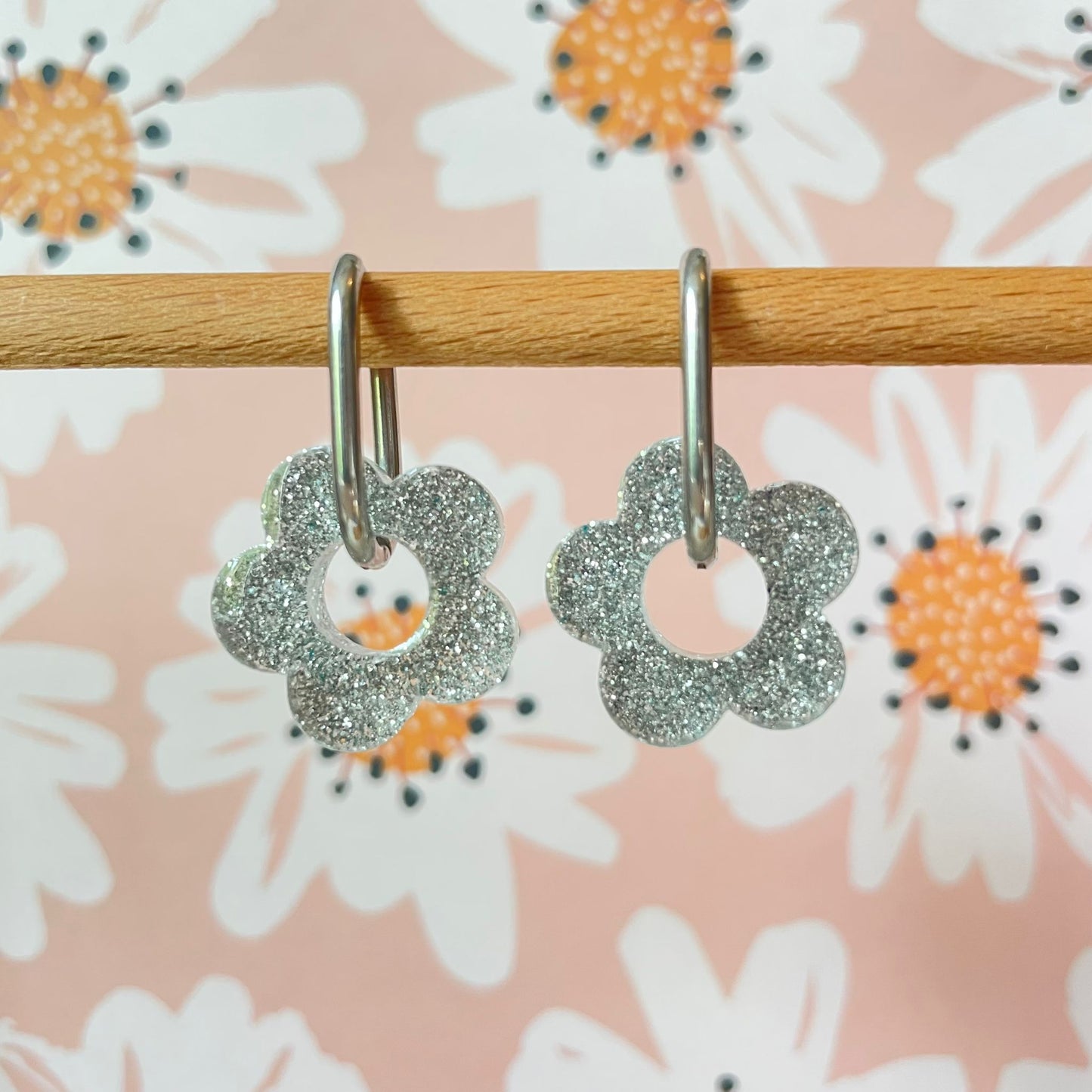bijoux boucles d'oreilles créoles acier inoxydable ronde ovales rectangle doré argenté charm pampille fleur resine paillettes bleu brillant violet multicolore pastel vert jaune noir blanc nacré rose turquoise fuchsia orange sirène rouge néon blossom