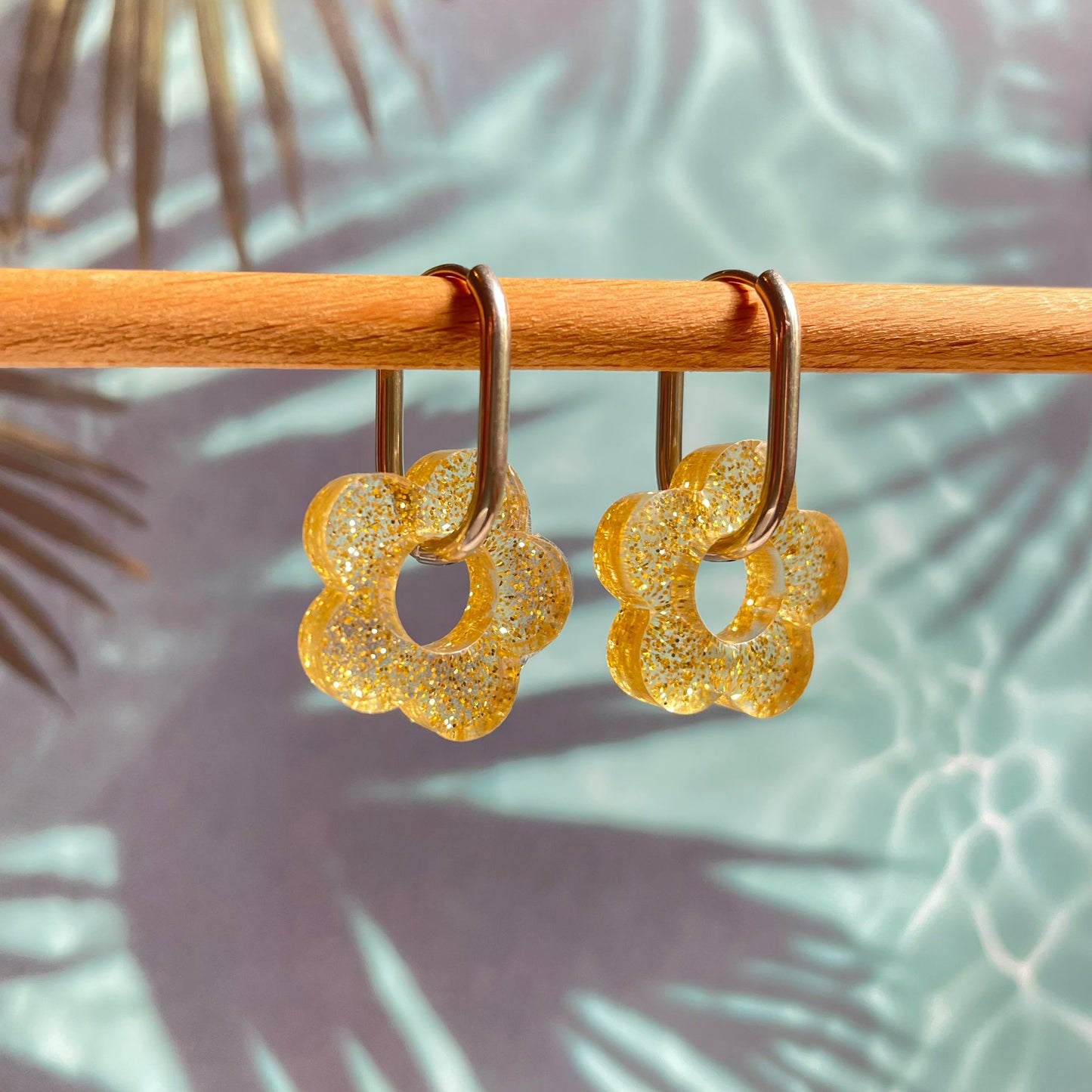 bijoux boucles d'oreilles créoles acier inoxydable ronde ovales rectangle doré argenté charm pampille fleur resine paillettes bleu brillant violet multicolore pastel vert jaune noir blanc nacré rose turquoise fuchsia orange sirène rouge néon