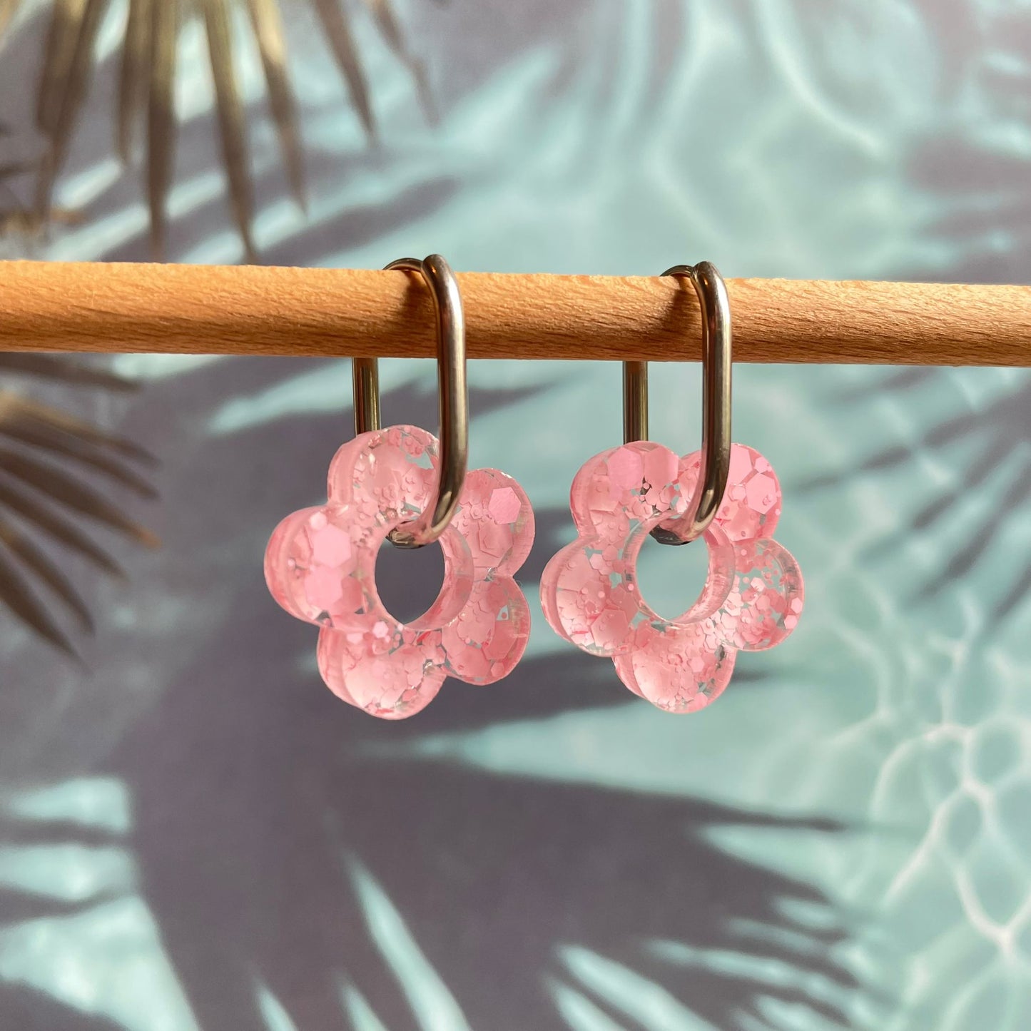 bijoux boucles d'oreilles créoles acier inoxydable ronde ovales rectangle doré argenté charm pampille fleur resine paillettes bleu brillant violet multicolore pastel vert jaune noir blanc nacré rose turquoise fuchsia orange sirène rouge néon BLOSSOM