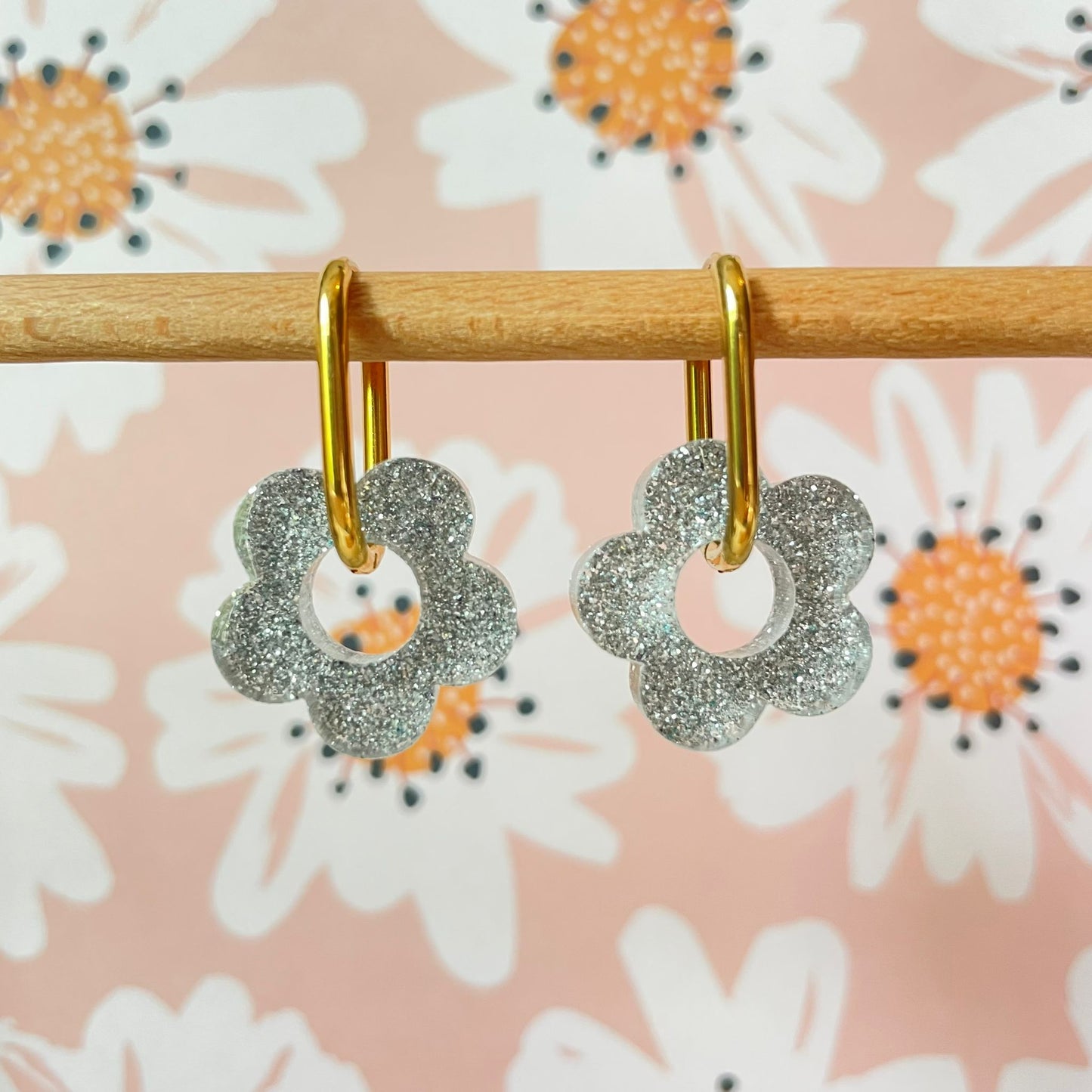 bijoux boucles d'oreilles créoles acier inoxydable ronde ovales rectangle doré argenté charm pampille fleur resine paillettes bleu brillant violet multicolore pastel vert jaune noir blanc nacré rose turquoise fuchsia orange sirène rouge néon blossom