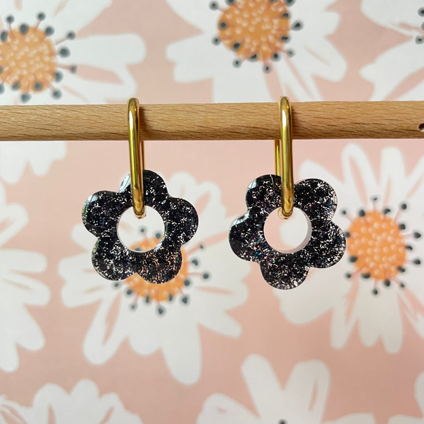 bijoux boucles d'oreilles créoles acier inoxydable ronde ovales rectangle doré argenté charm pampille fleur resine paillettes bleu brillant violet multicolore pastel vert jaune noir blanc nacré rose turquoise fuchsia orange sirène rouge néon BLOSSOM