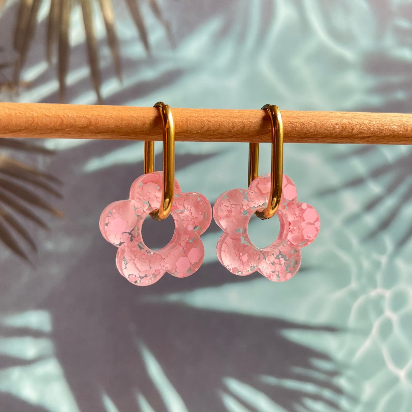 bijoux boucles d'oreilles créoles acier inoxydable ronde ovales rectangle doré argenté charm pampille fleur resine paillettes bleu brillant violet multicolore pastel vert jaune noir blanc nacré rose turquoise fuchsia orange sirène rouge néon BLOSSOM
