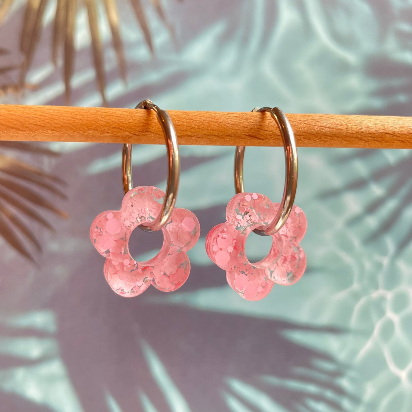 bijoux boucles d'oreilles créoles acier inoxydable ronde ovales rectangle doré argenté charm pampille fleur resine paillettes bleu brillant violet multicolore pastel vert jaune noir blanc nacré rose turquoise fuchsia orange sirène rouge néon BLOSSOM