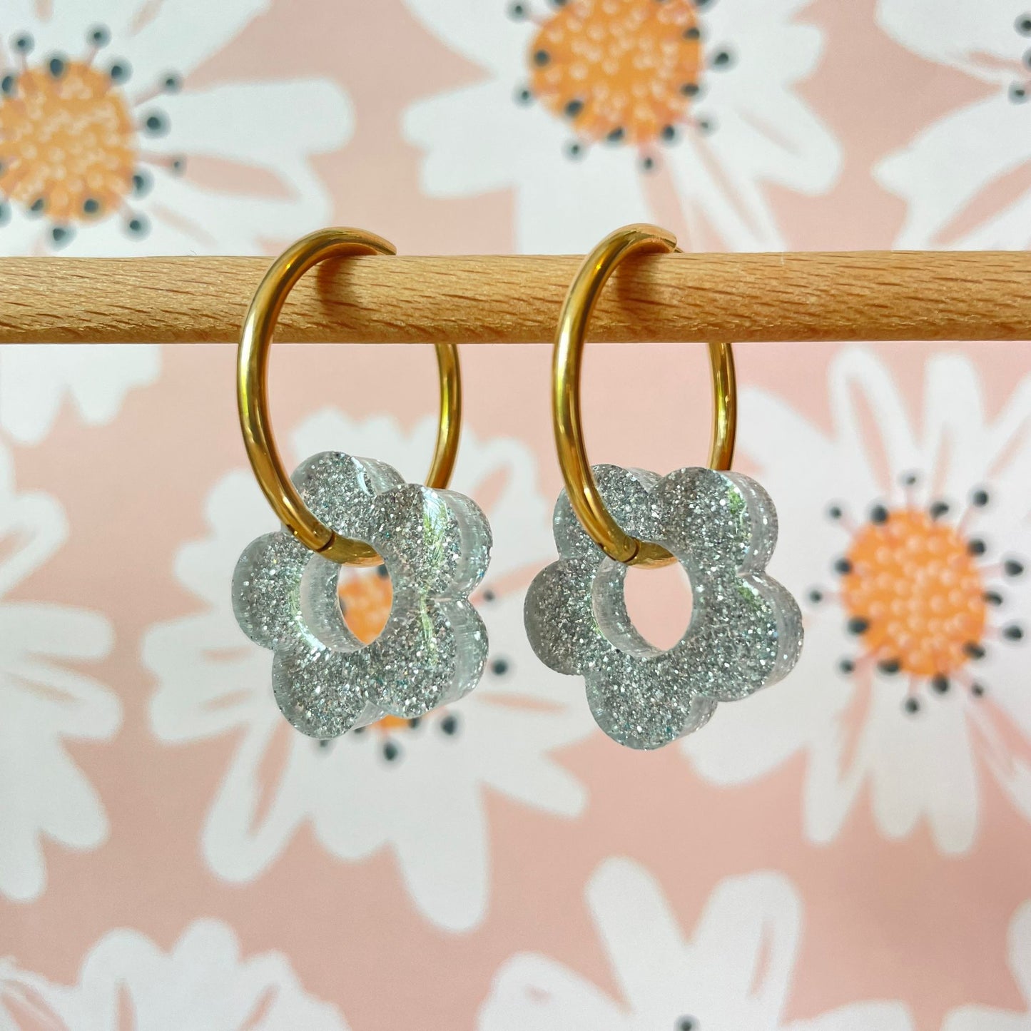 bijoux boucles d'oreilles créoles acier inoxydable ronde ovales rectangle doré argenté charm pampille fleur resine paillettes bleu brillant violet multicolore pastel vert jaune noir blanc nacré rose turquoise fuchsia orange sirène rouge néon blossom
