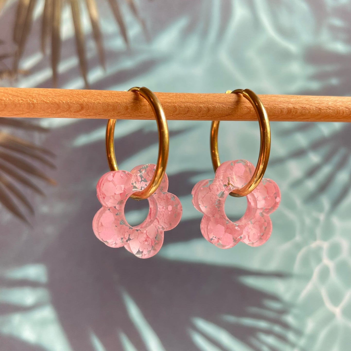 bijoux boucles d'oreilles créoles acier inoxydable ronde ovales rectangle doré argenté charm pampille fleur resine paillettes bleu brillant violet multicolore pastel vert jaune noir blanc nacré rose turquoise fuchsia orange sirène rouge néon BLOSSOM