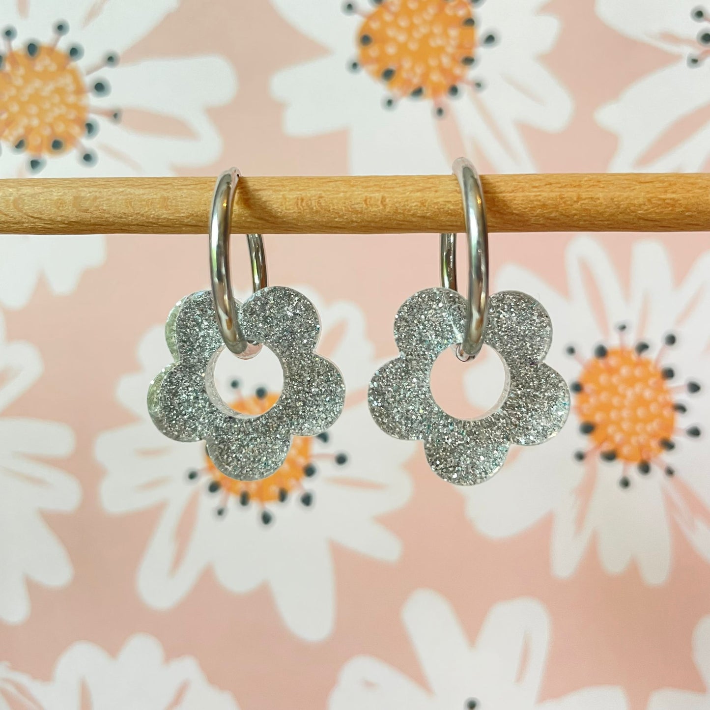 bijoux boucles d'oreilles créoles acier inoxydable ronde ovales rectangle doré argenté charm pampille fleur resine paillettes bleu brillant violet multicolore pastel vert jaune noir blanc nacré rose turquoise fuchsia orange sirène rouge néon blossom