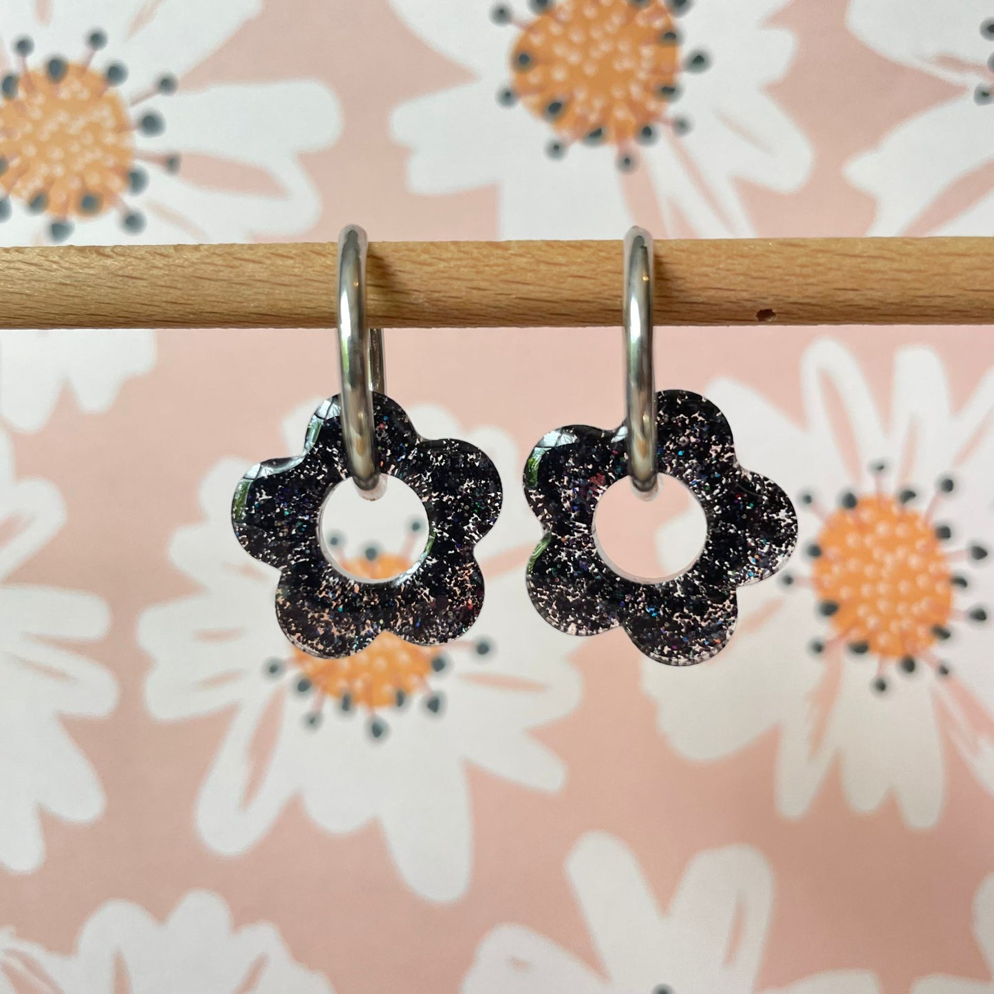bijoux boucles d'oreilles créoles acier inoxydable ronde ovales rectangle doré argenté charm pampille fleur resine paillettes bleu brillant violet multicolore pastel vert jaune noir blanc nacré rose turquoise fuchsia orange sirène rouge néon BLOSSOM