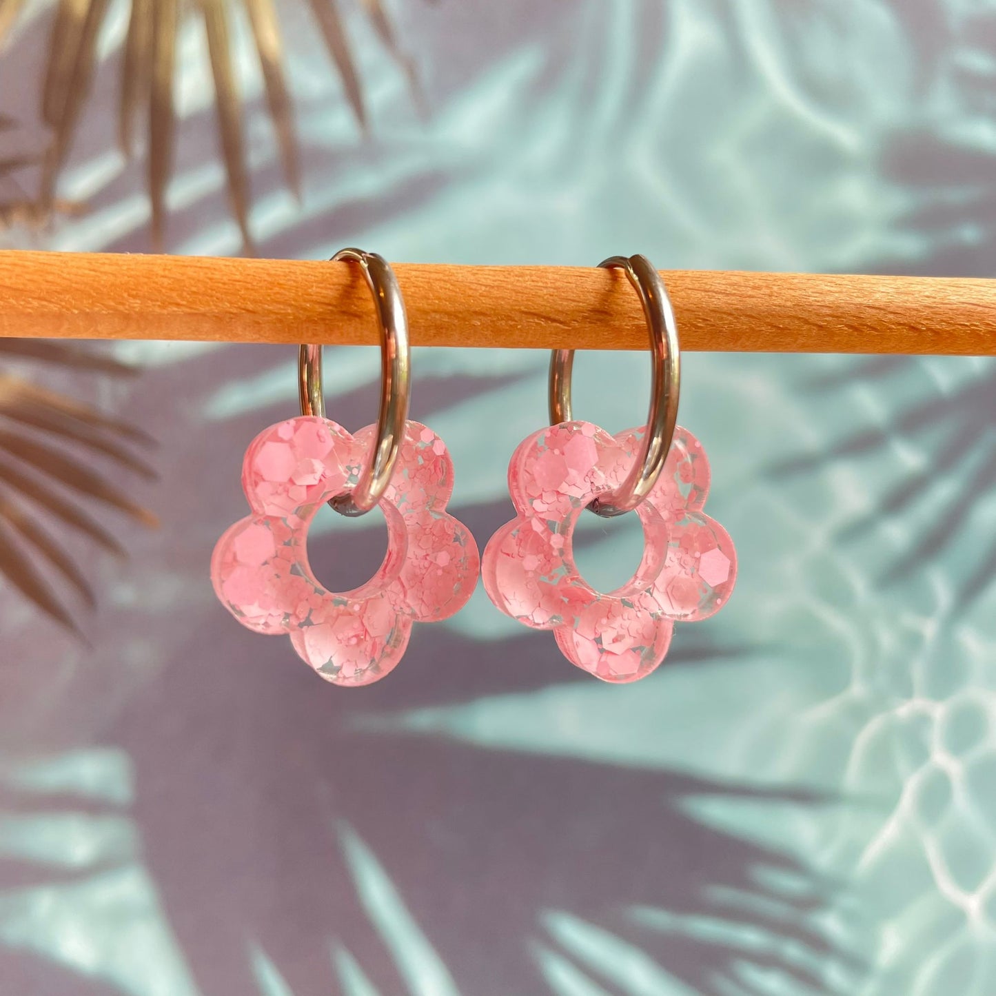 bijoux boucles d'oreilles créoles acier inoxydable ronde ovales rectangle doré argenté charm pampille fleur resine paillettes bleu brillant violet multicolore pastel vert jaune noir blanc nacré rose turquoise fuchsia orange sirène rouge néon BLOSSOM