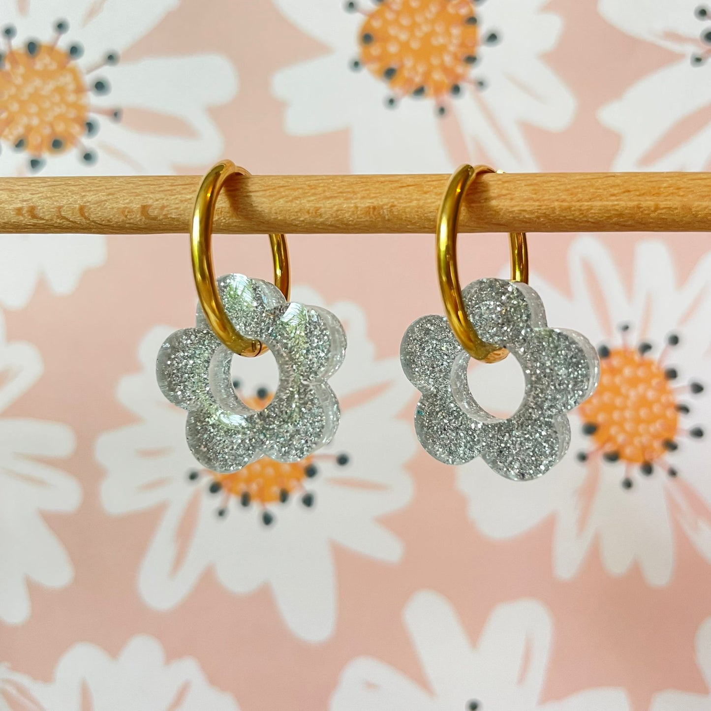 bijoux boucles d'oreilles créoles acier inoxydable ronde ovales rectangle doré argenté charm pampille fleur resine paillettes bleu brillant violet multicolore pastel vert jaune noir blanc nacré rose turquoise fuchsia orange sirène rouge néon blossom