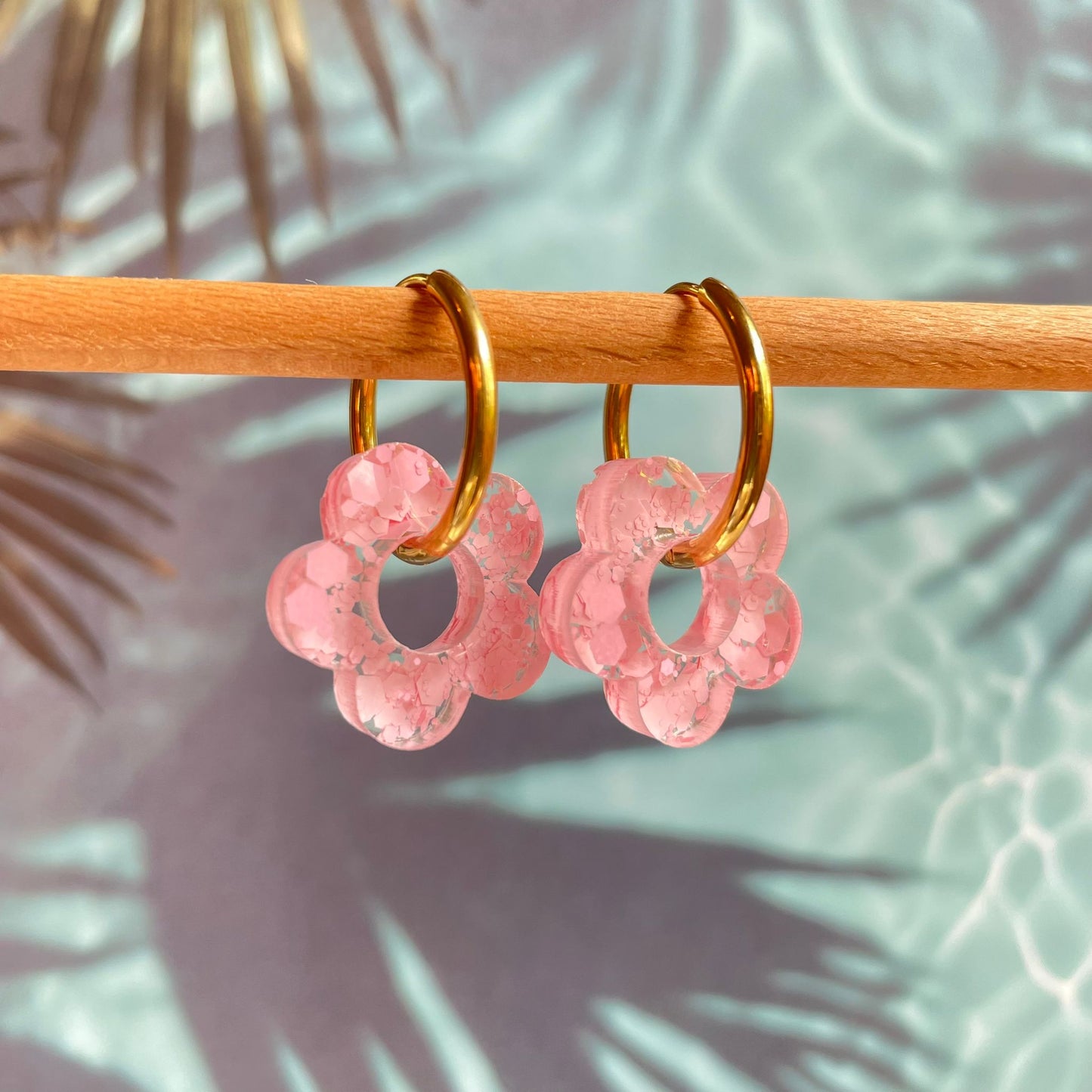 bijoux boucles d'oreilles créoles acier inoxydable ronde ovales rectangle doré argenté charm pampille fleur resine paillettes bleu brillant violet multicolore pastel vert jaune noir blanc nacré rose turquoise fuchsia orange sirène rouge néon BLOSSOM