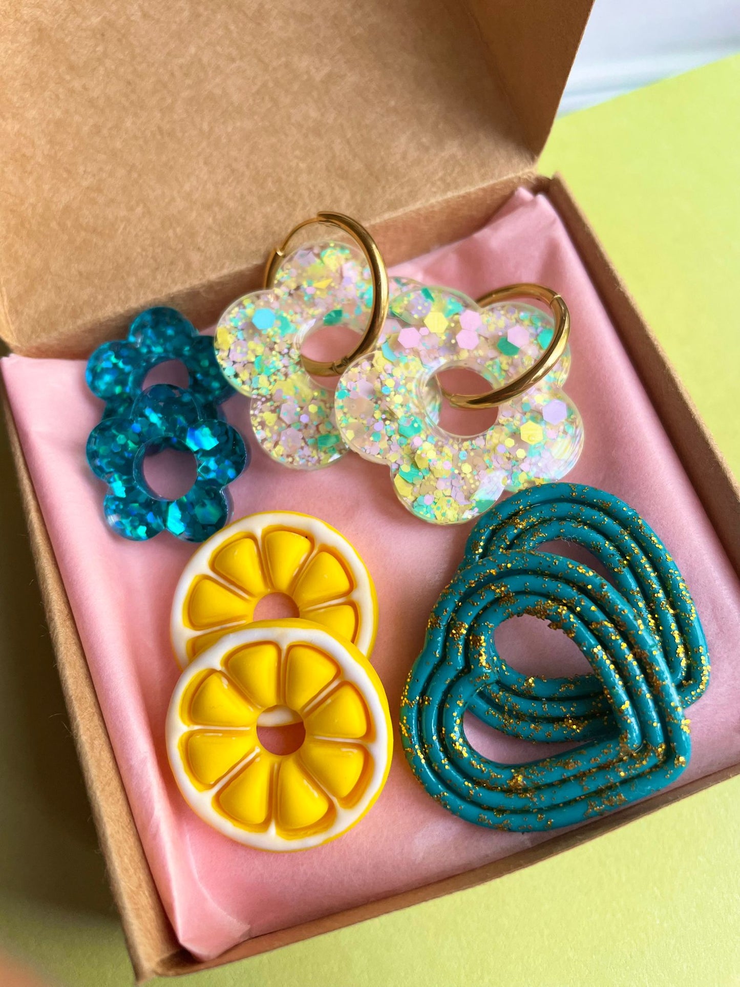 sister box juillet 2025 pampilles, charm créoles dorees or fleur paillettes interchangeable citron jaune bleu sirene coeur argile polymère boucles d'oreilles femme
