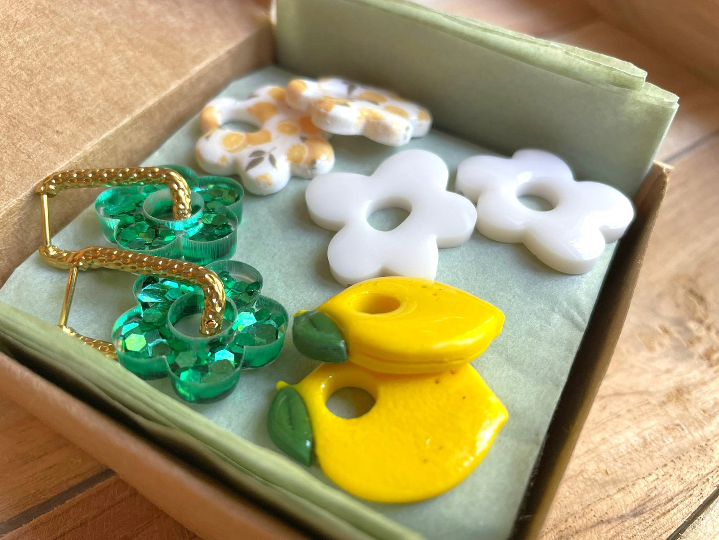 sister box aout bijoux boucles d'oreilles creoles or dorees rondes acier inoxydable fleur resine charm paillettes fines bleu clair foncé rose rouge or argenté noir fushia violet blanc vert citron fimo argile polymère carré rectangle