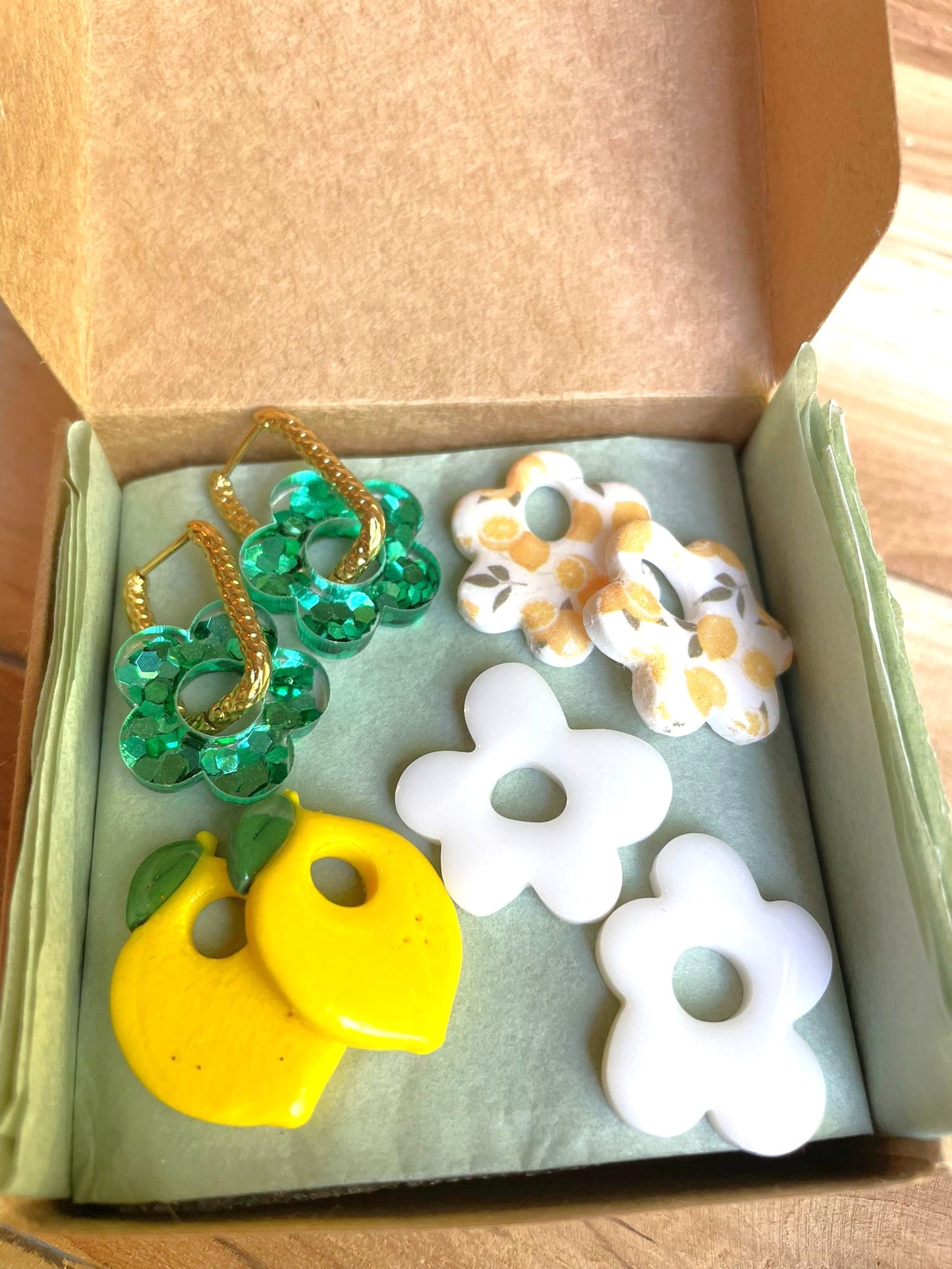 sister box aout bijoux boucles d'oreilles creoles or dorees rondes acier inoxydable fleur resine charm paillettes fines bleu clair foncé rose rouge or argenté noir fushia violet blanc vert citron fimo argile polymère carré rectangle