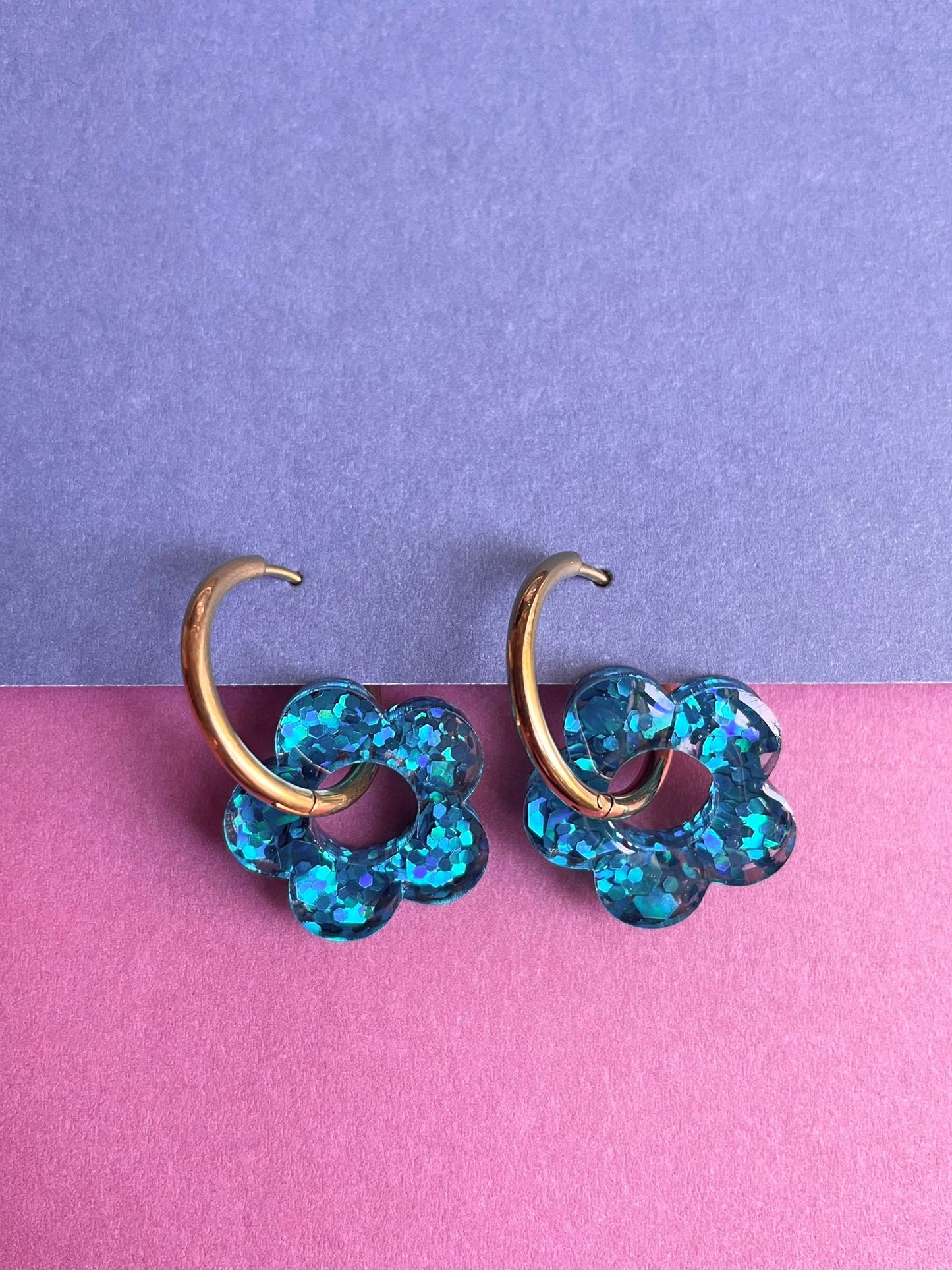 sister box juillet 2025 pampilles, charm créoles dorees or fleur paillettes interchangeable citron jaune bleu sirene coeur argile polymère boucles d'oreilles femme