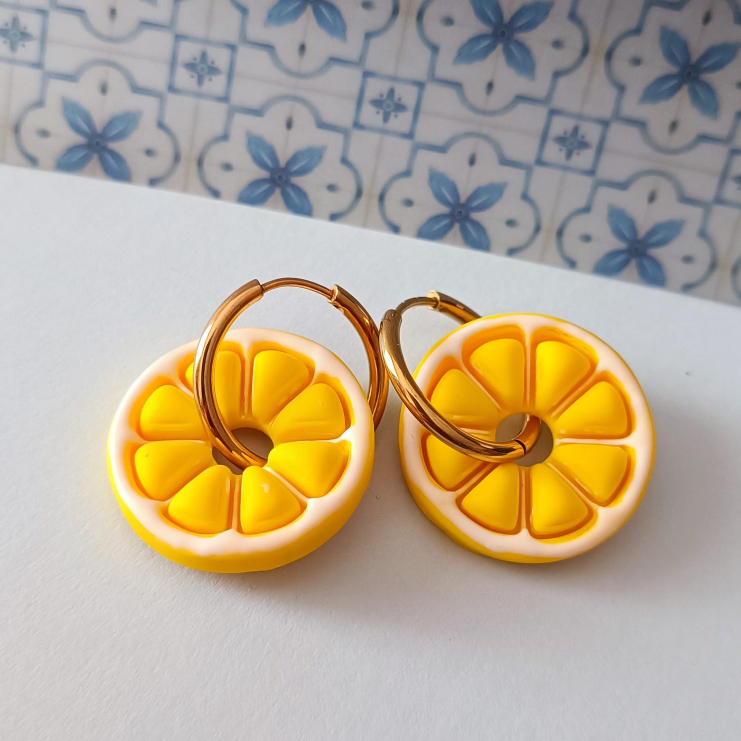 sister box juillet 2025 pampilles, charm créoles dorees or fleur paillettes interchangeable citron jaune bleu sirene coeur argile polymère boucles d'oreilles femme