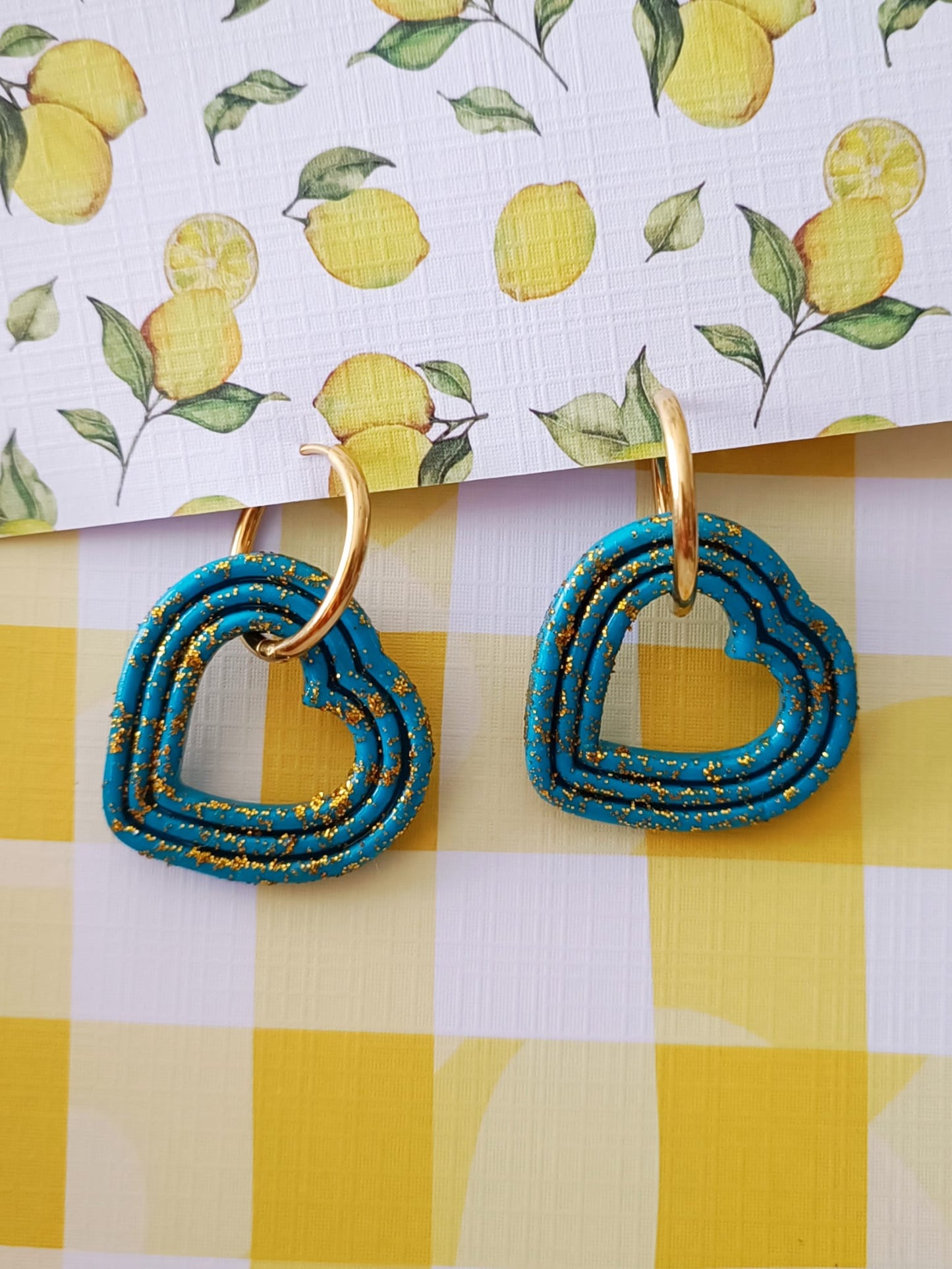 sister box juillet 2025 pampilles, charm créoles dorees or fleur paillettes interchangeable citron jaune bleu sirene coeur argile polymère boucles d'oreilles femme