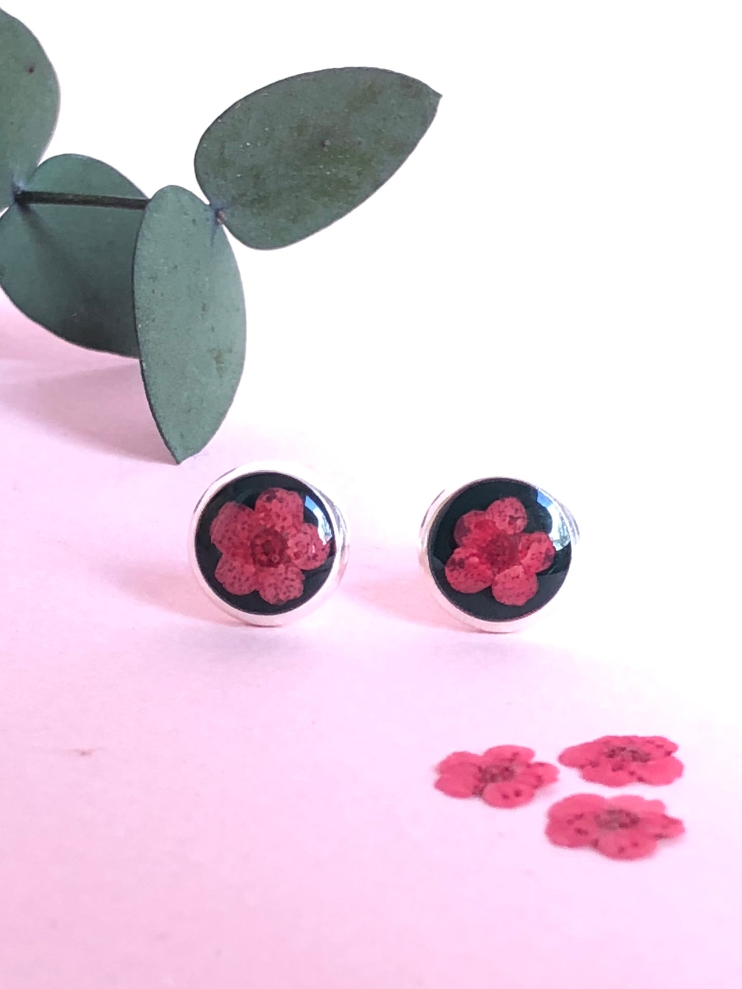 puces d'oreille en résine et fleurs de spirée rouge résine colorée