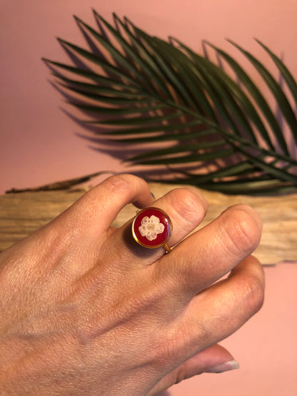 bague en résine ronde et fleurs de spirée blanche