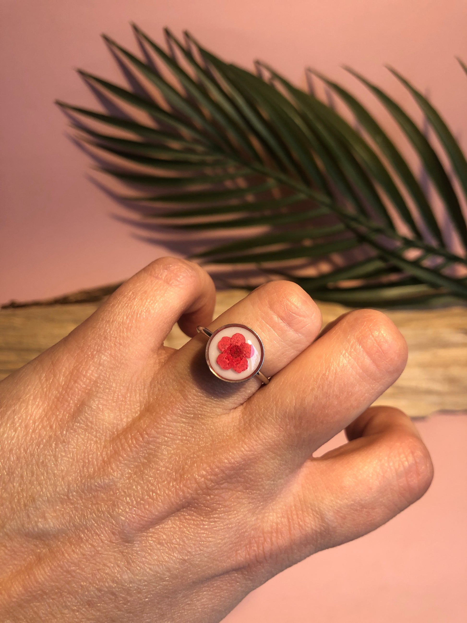 bague en résine avec fleurs de spirée rouge