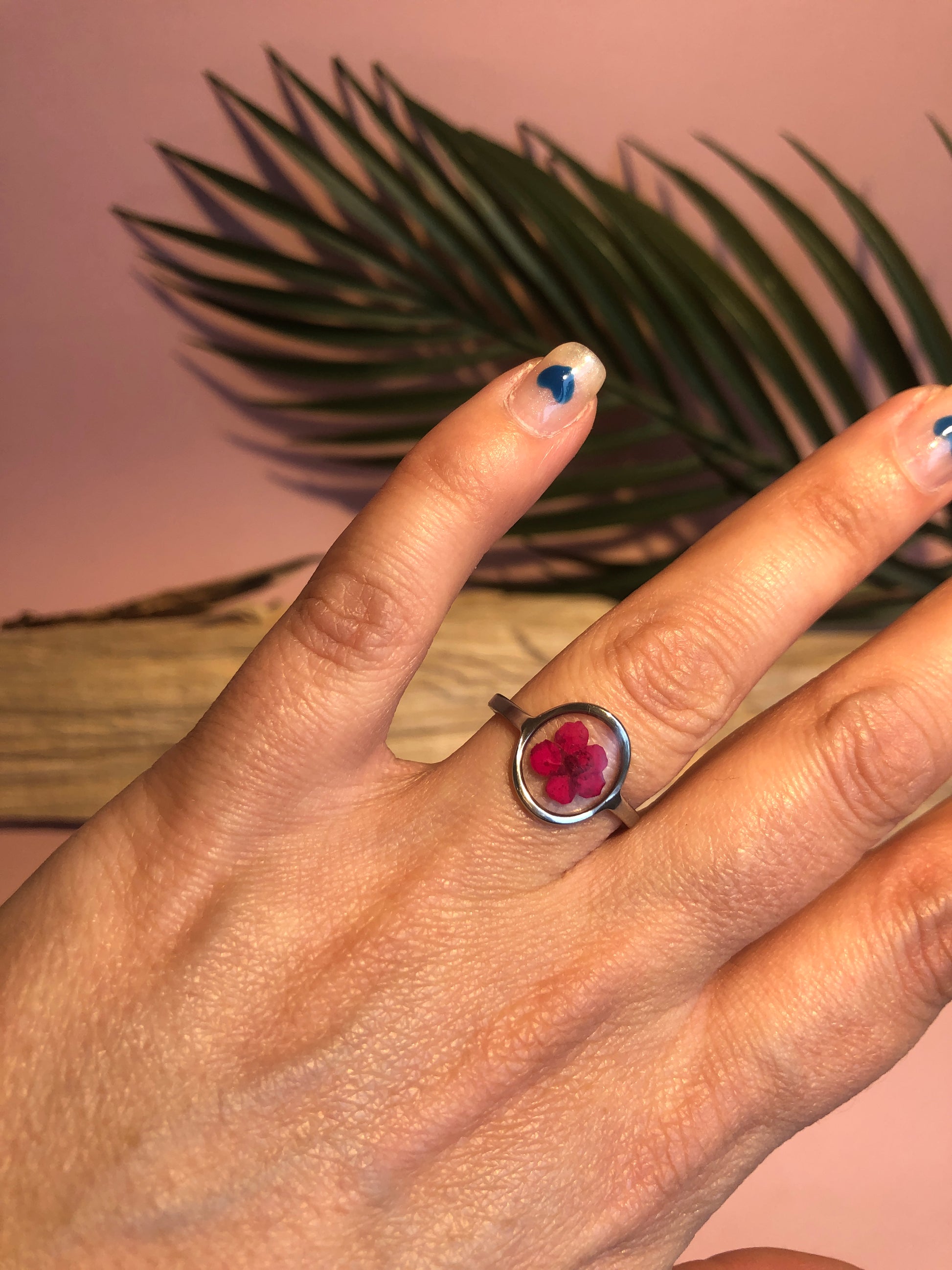 bague en résine avec fleurs de spirée