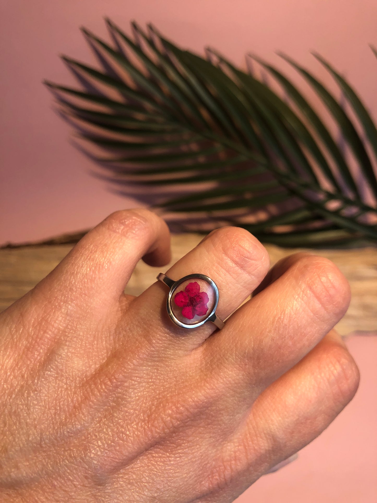 bague en résine avec fleurs séchées