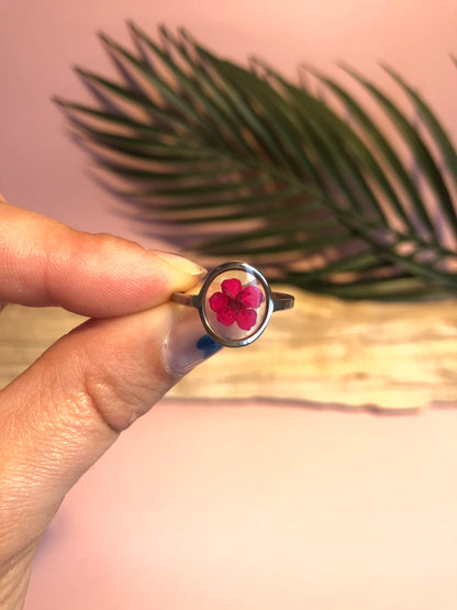 bague en résine avec fleurs incrustées