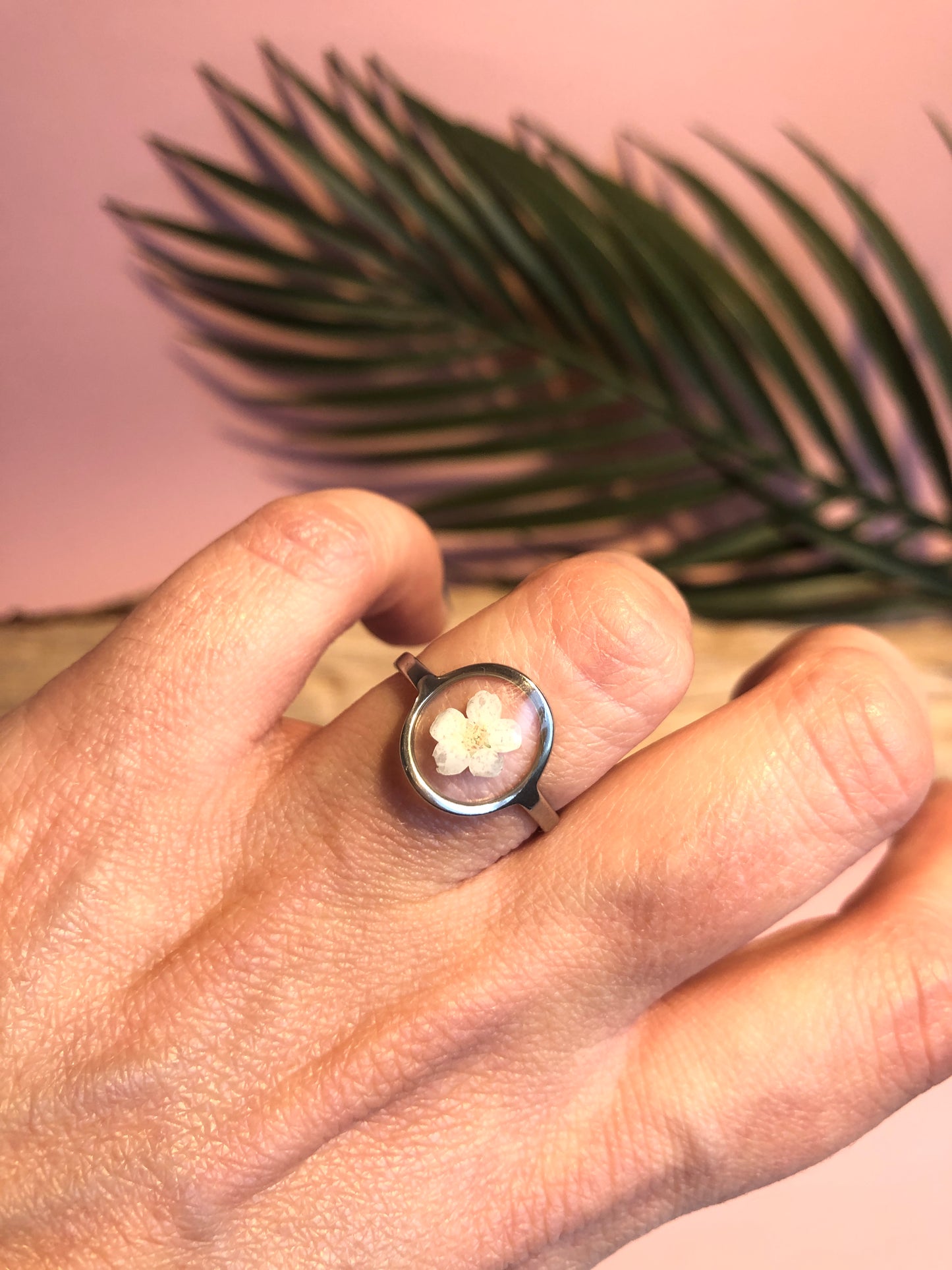 bague en résine avec fleurs de spirée 