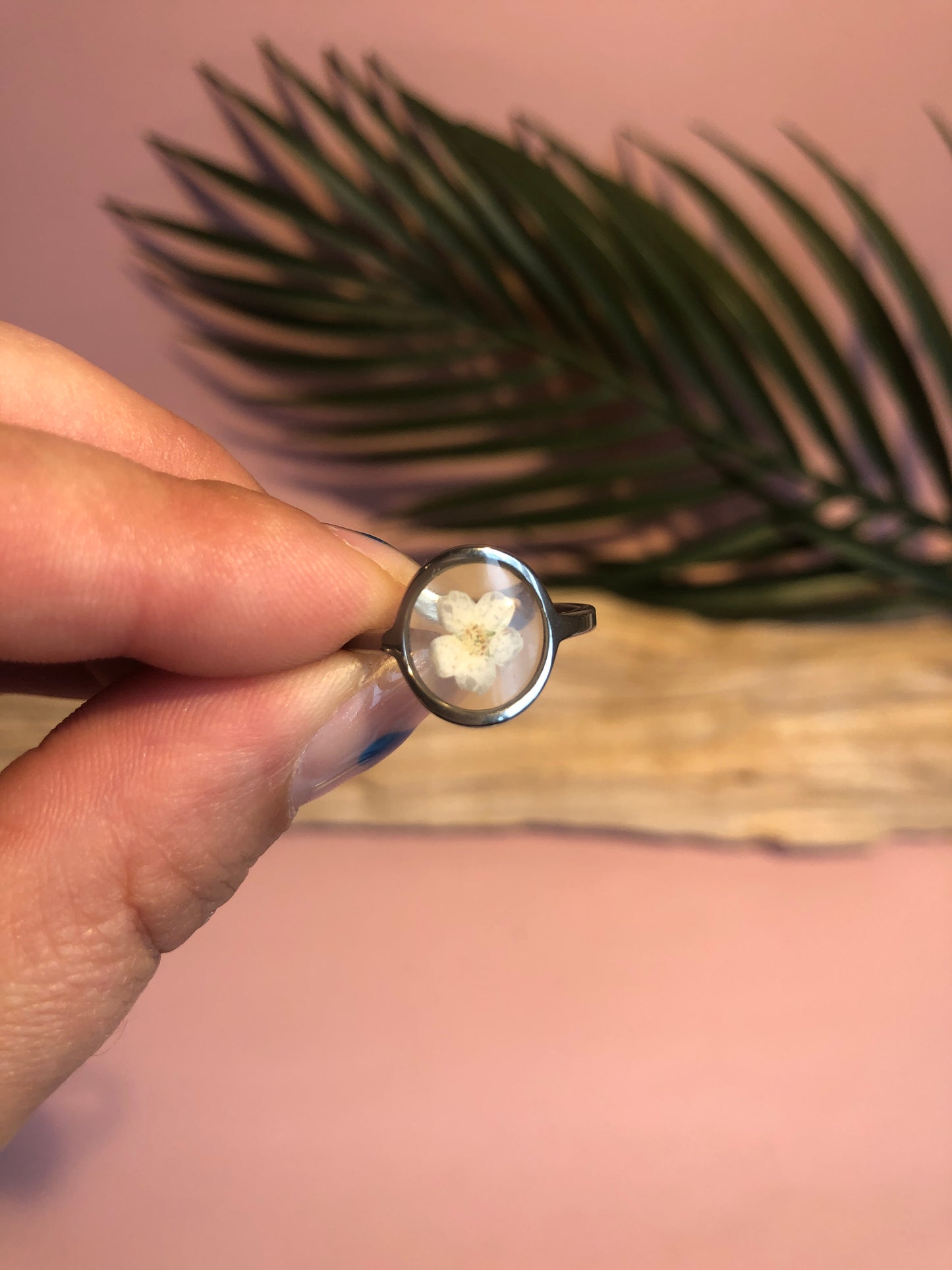 bague en résine avec fleurs de spirée séchées