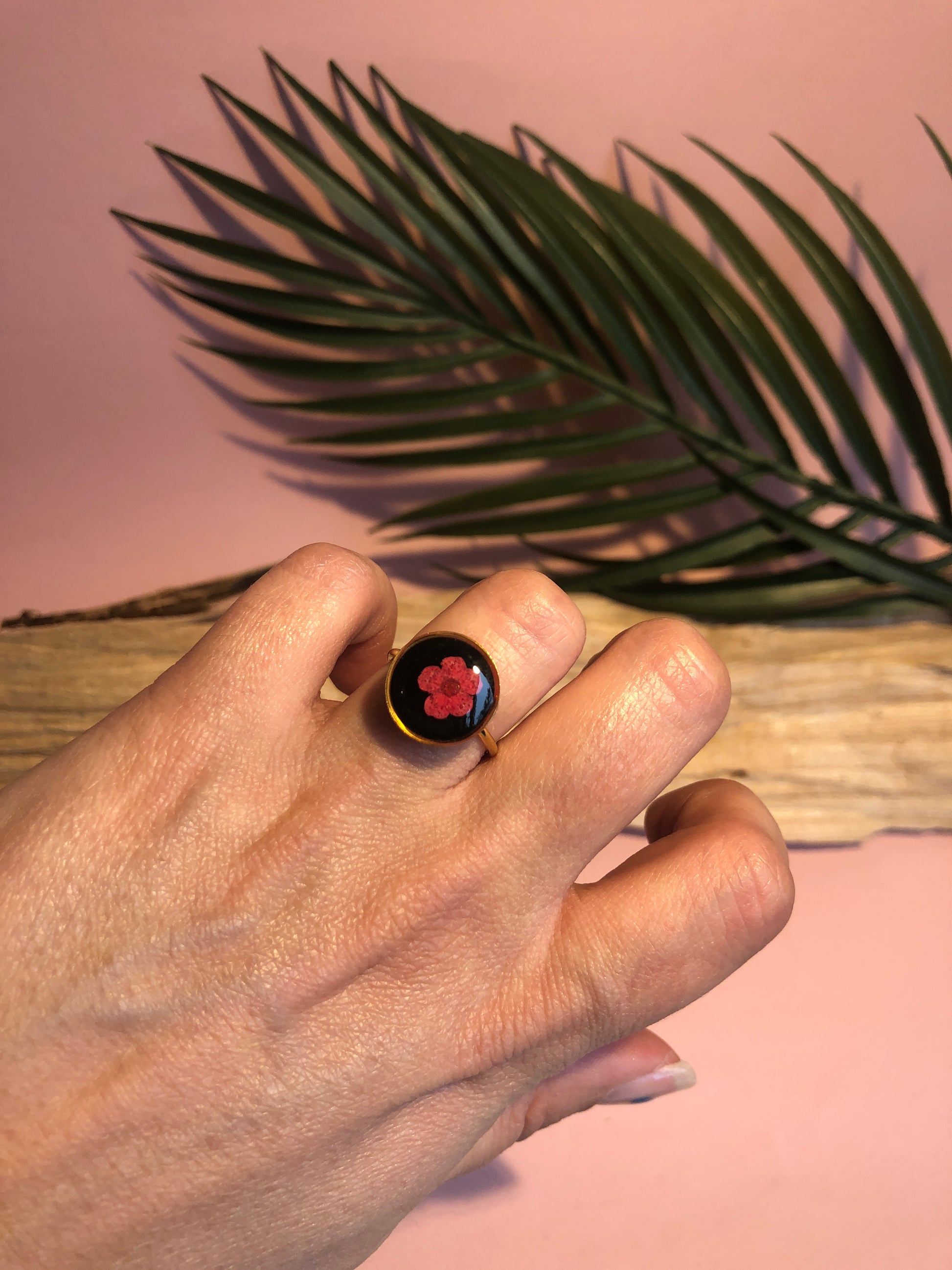 bague en résine avec fleurs de spirée rouge 