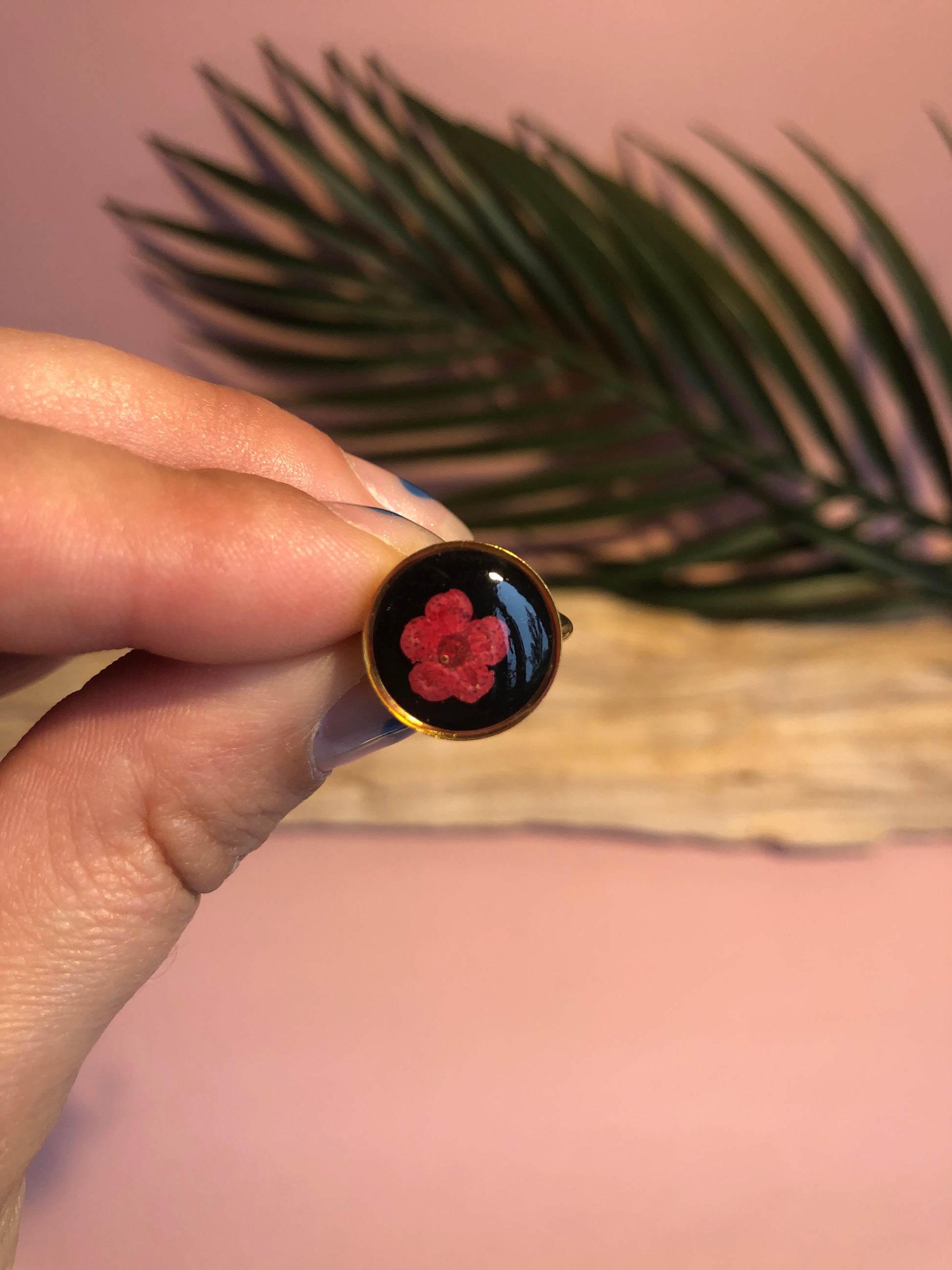 bague en résine avec fleurs séchées