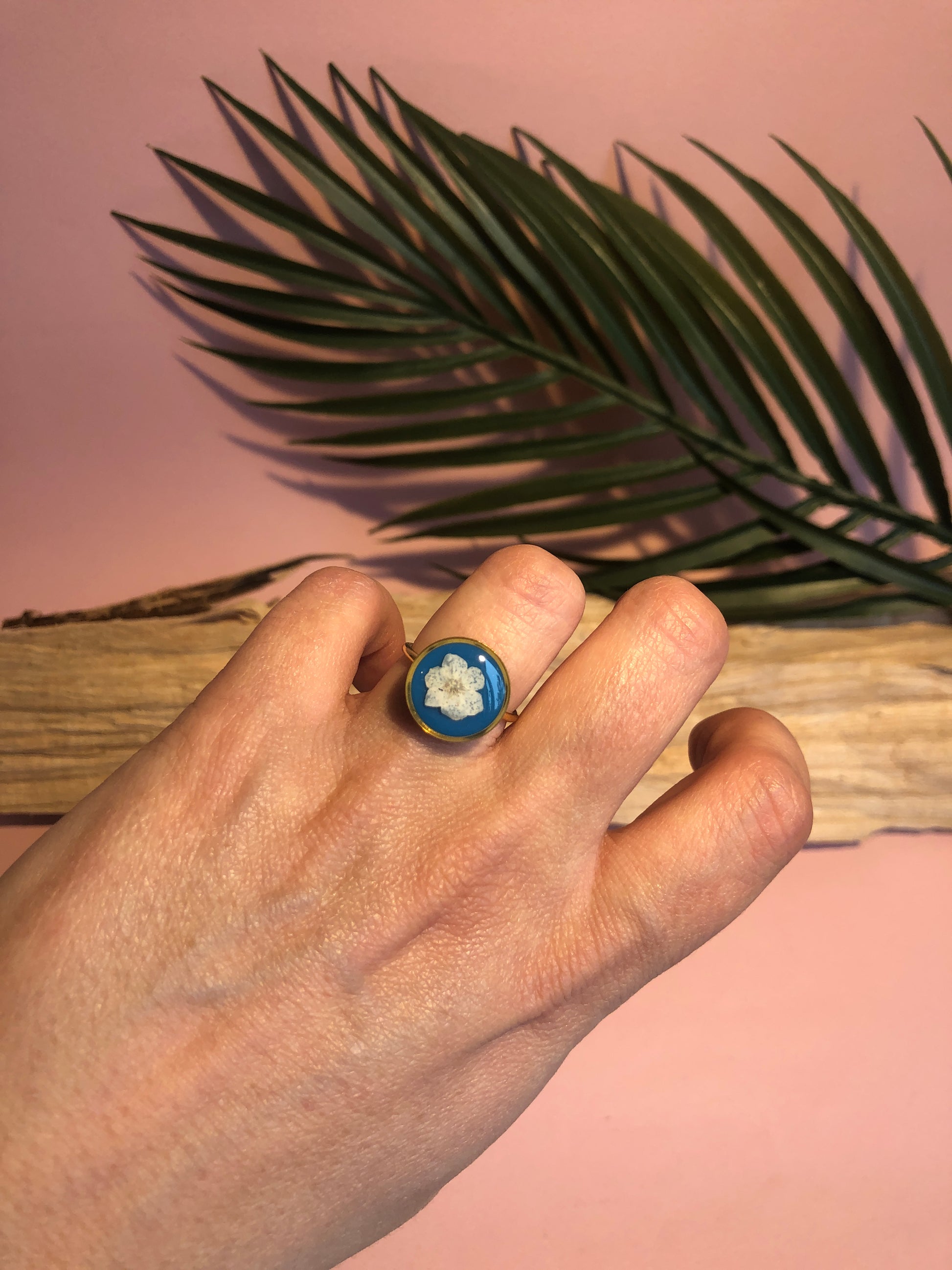 bague ronge en résine avec fleurs