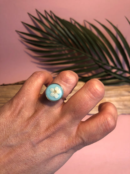 bague ronde en résine avec fleurs blanches