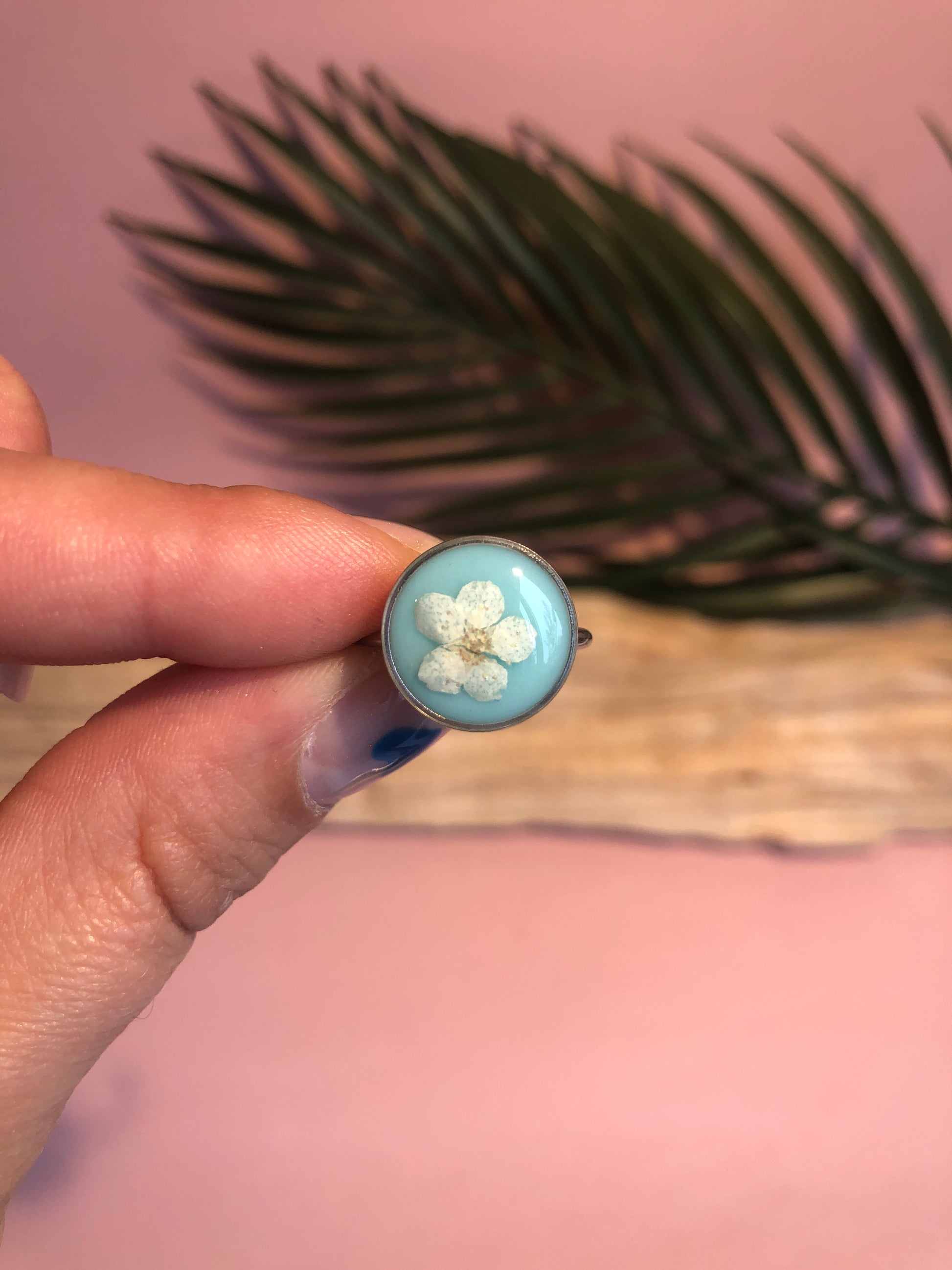 bague ronde en résine avec fleurs blanches séchées