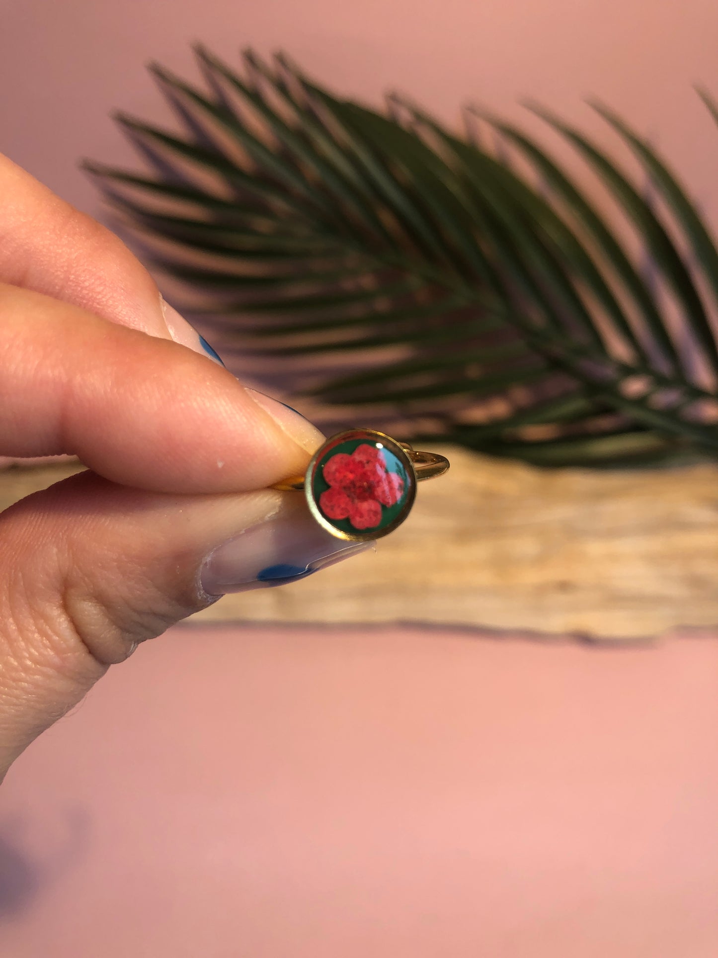 bague en résine avec fleurs séchées