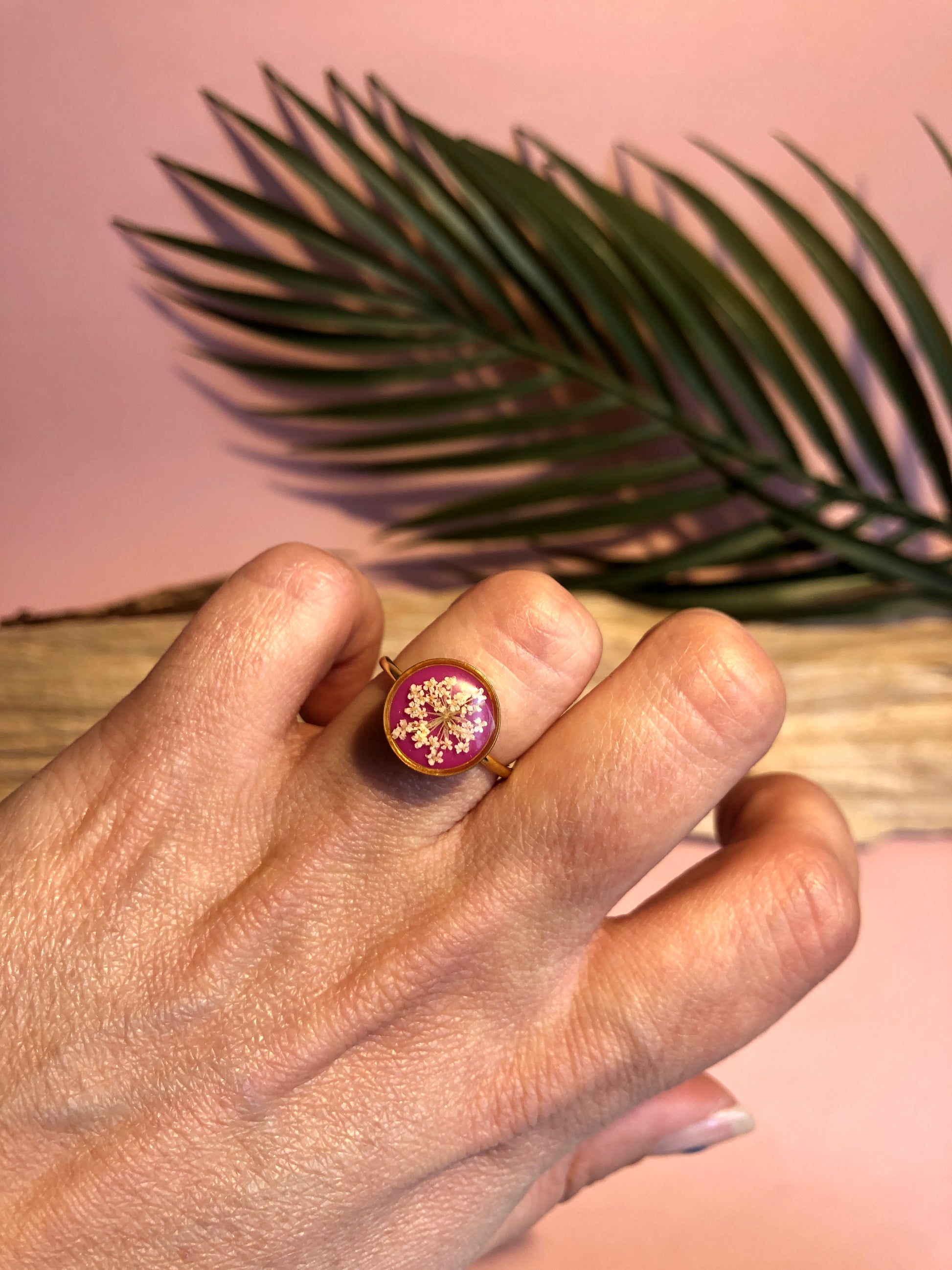 bague en résine et fleur ammi majus incrustée