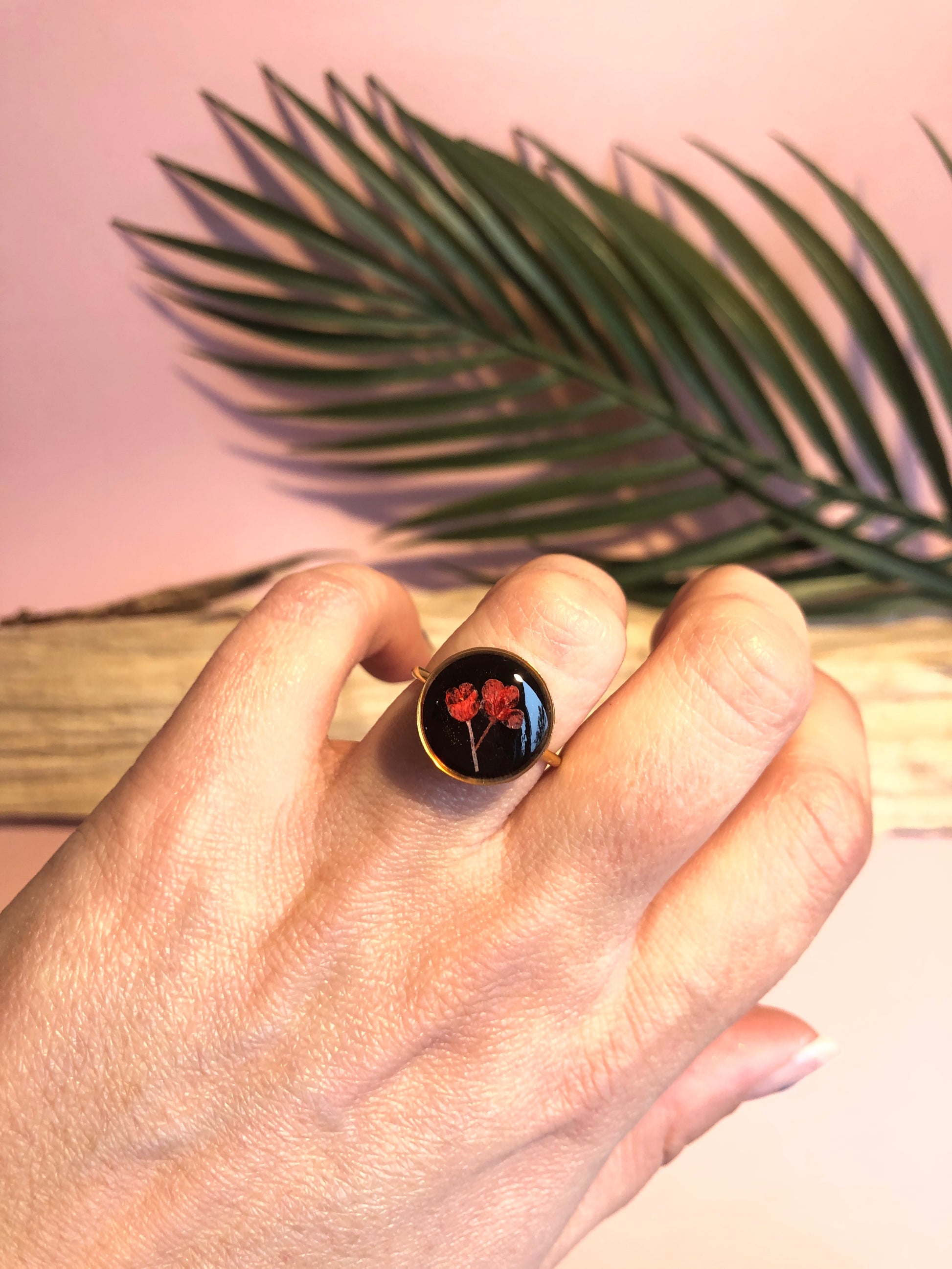 bague en résine fond noir et fleur d'alysse rouge