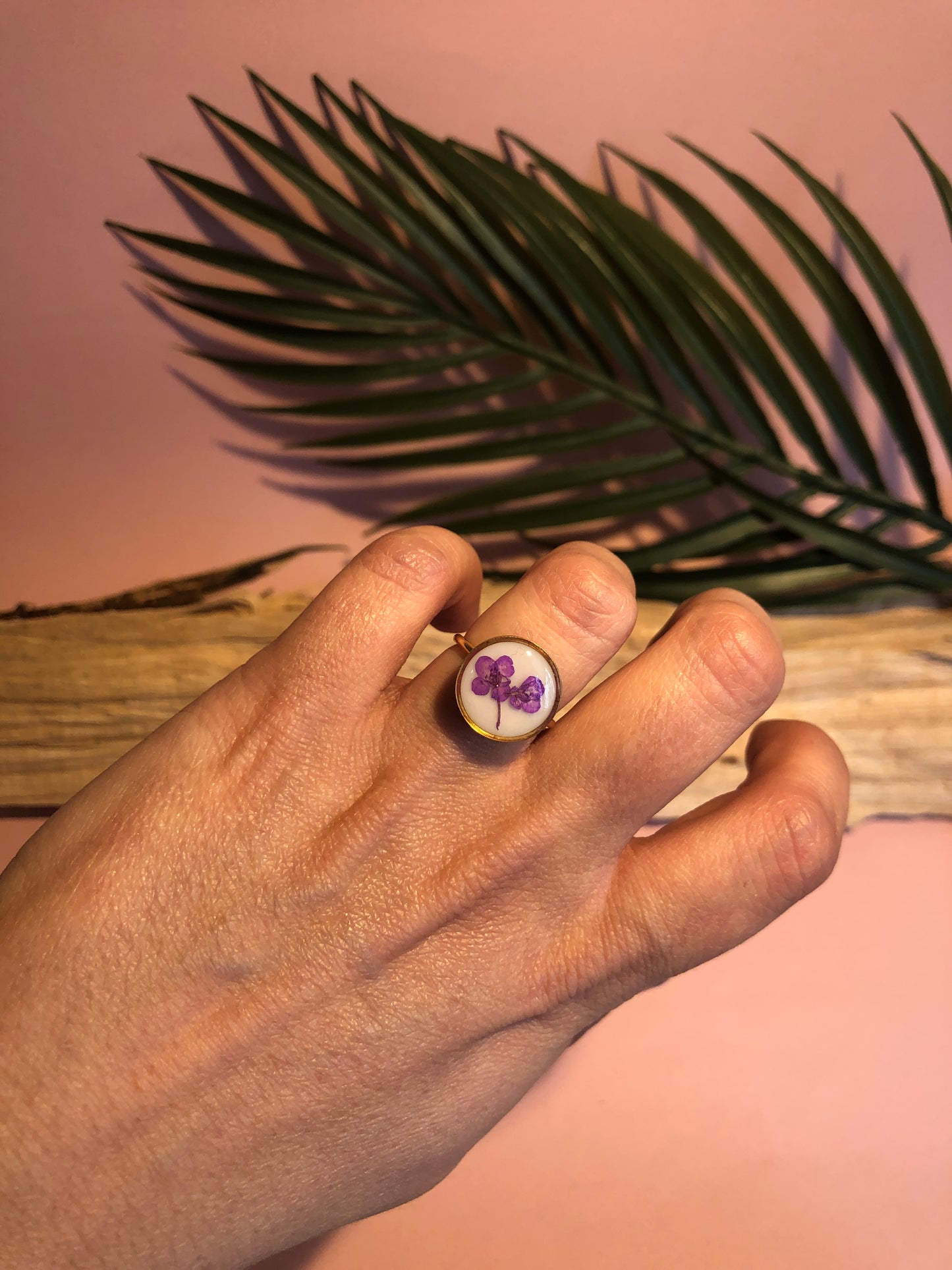 bague femme tendance 2023 en résine avec fleur d'alysse incrustée