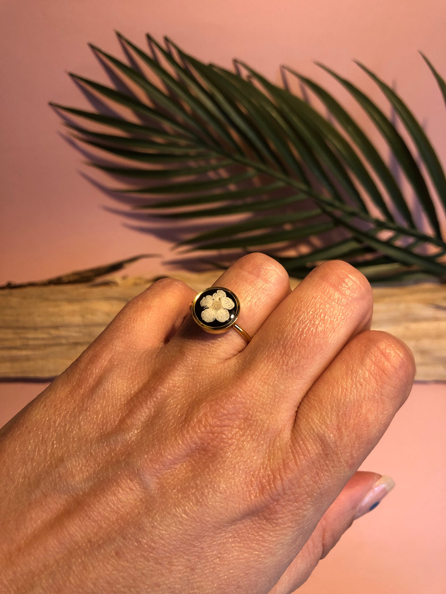 bague en résine avec fleurs de spirée