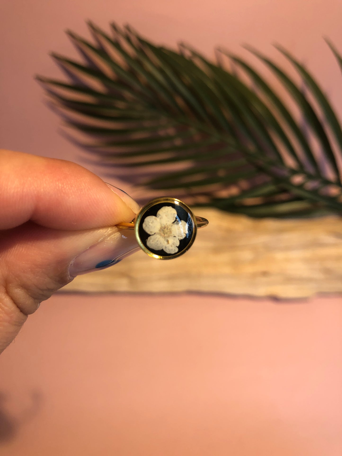 bague en résine et fleurs intégrées