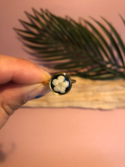 bague en résine et fleurs intégrées