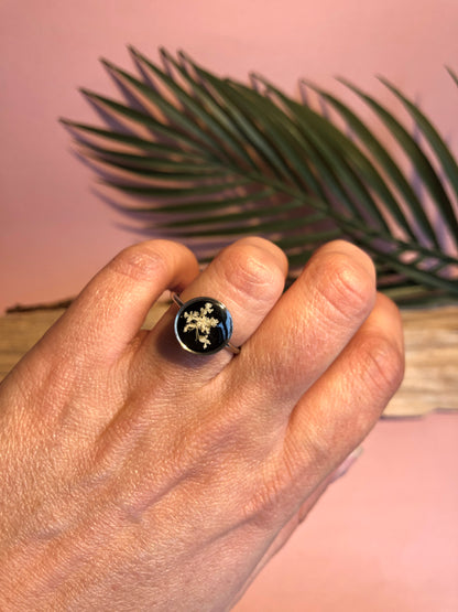 bague en résine fond noir et fleur Ammi majus 