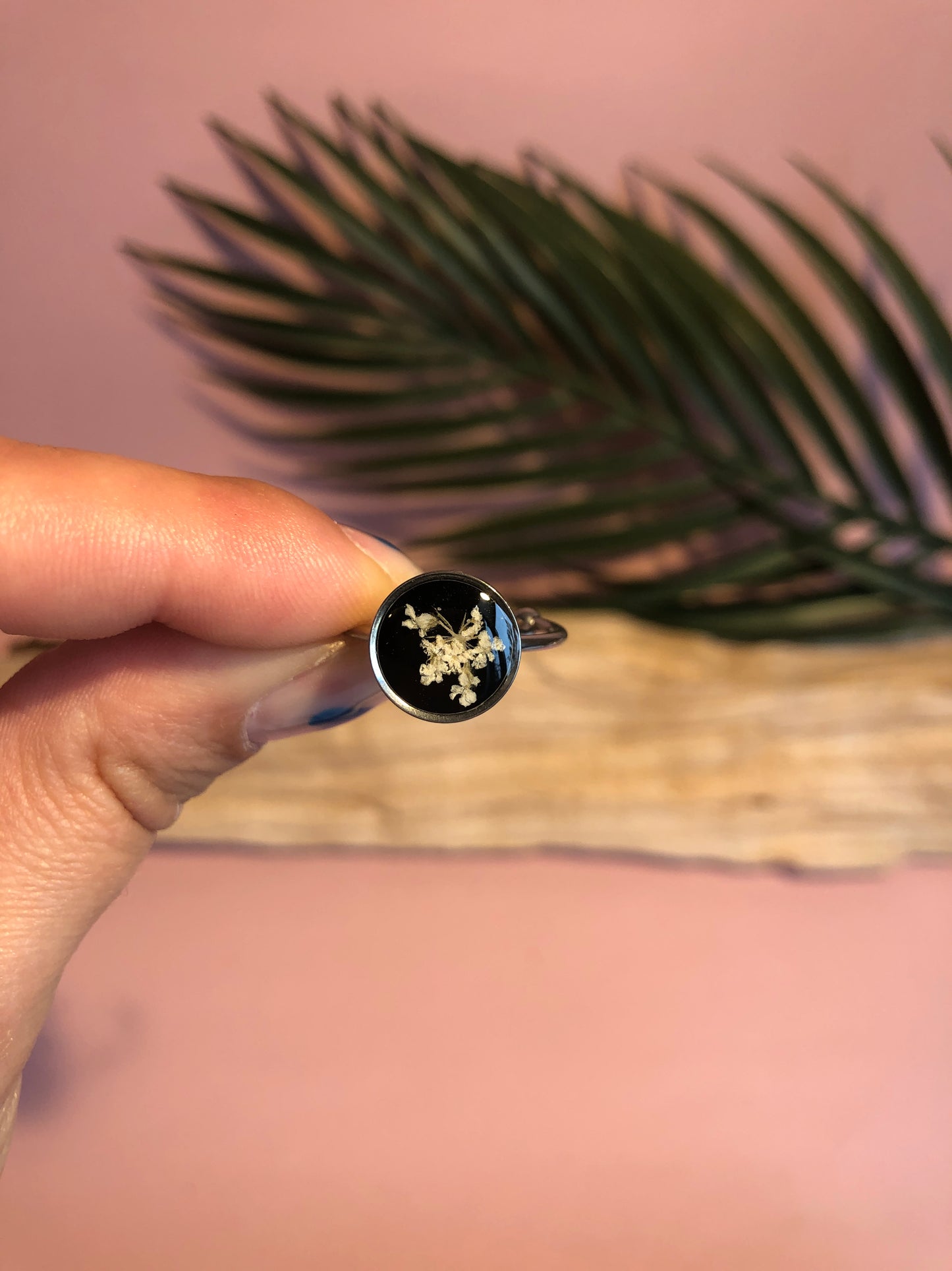 bague en résine avec fleur ammi majus incrustée jolie fleur blanche