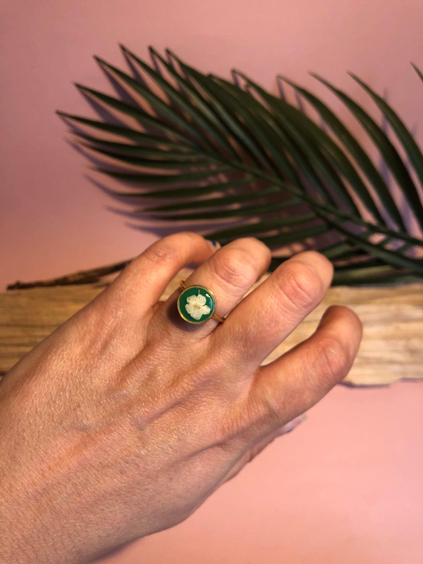 bague en résine et fleur de spirée