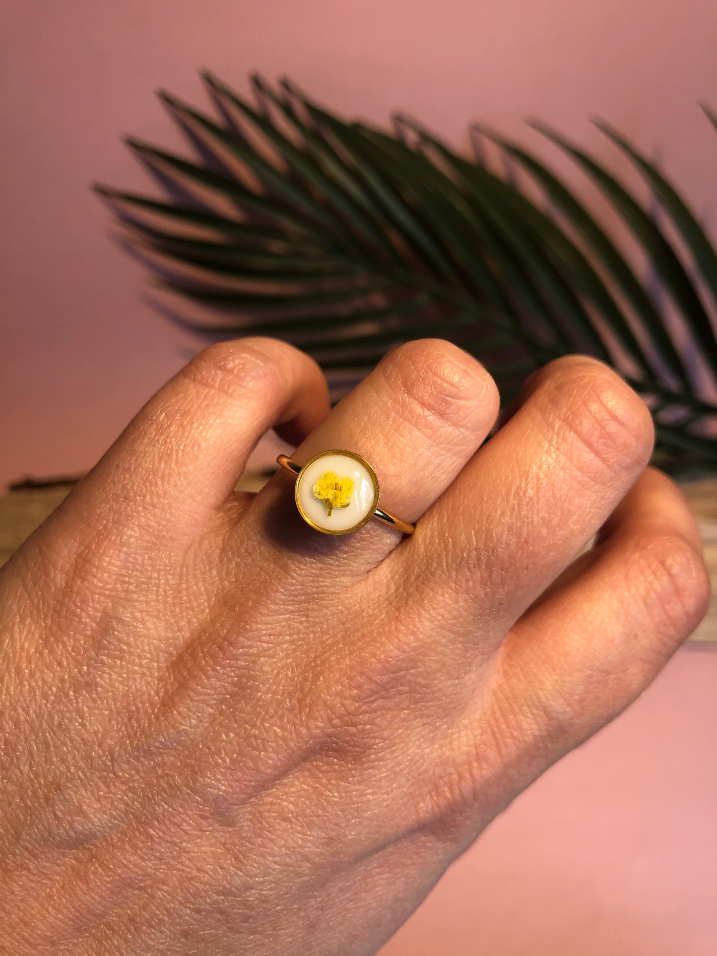 bague ronde remplie de résine avec fleur d'Alysse