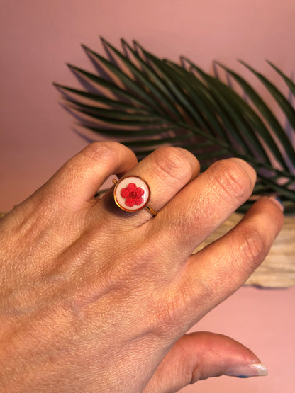 bague en résine avec fleurs incrustées