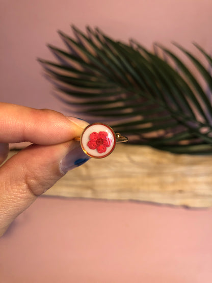 bague en résine avec fleurs de spirée