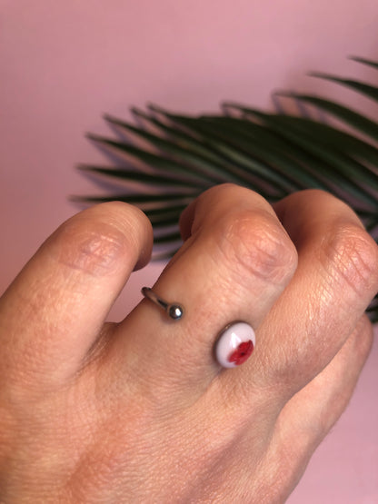 bague femme de forme ronde en résine et pétales de fleurs