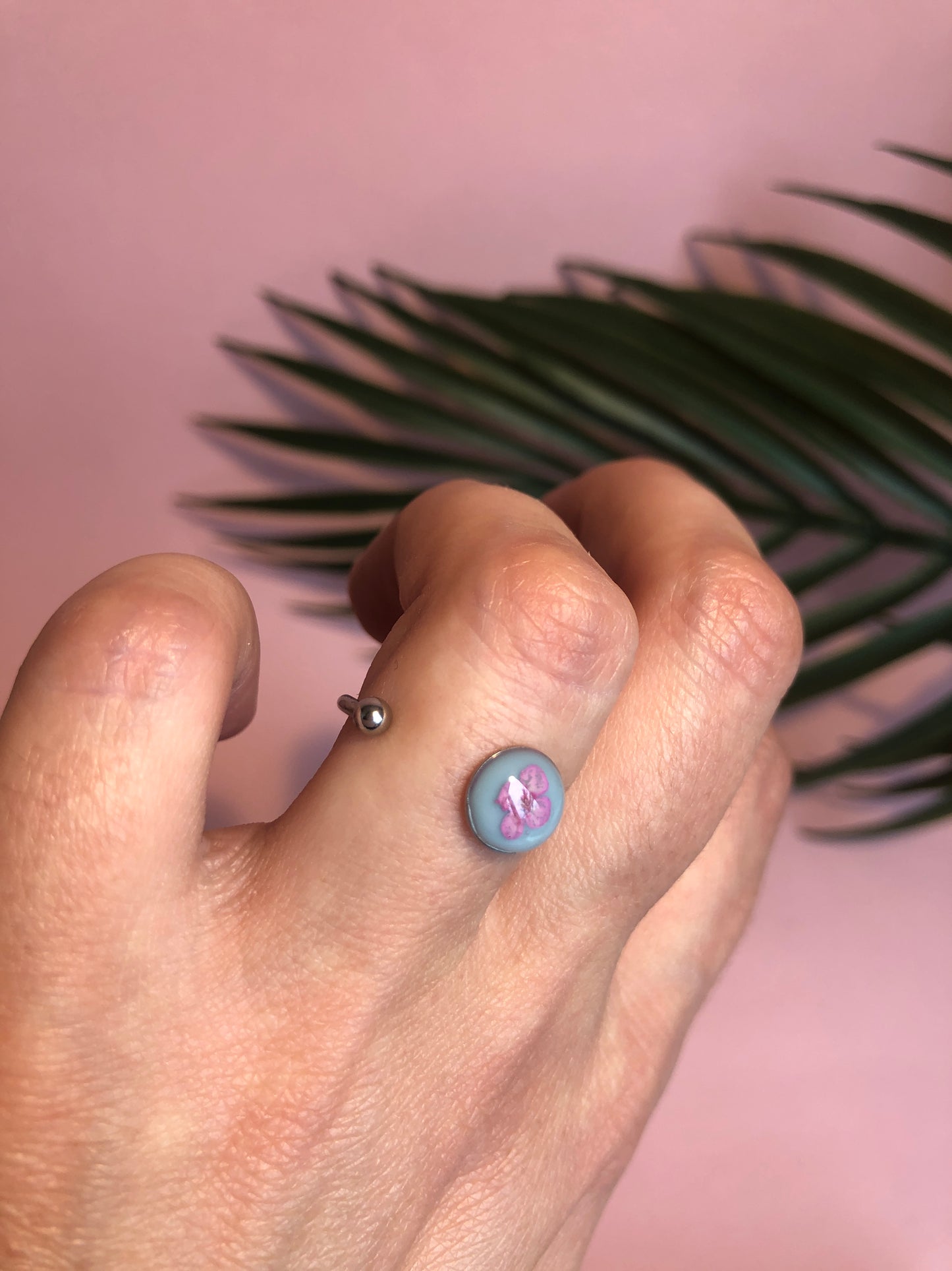 bague résine bleue claire avec fleur d'Alysse